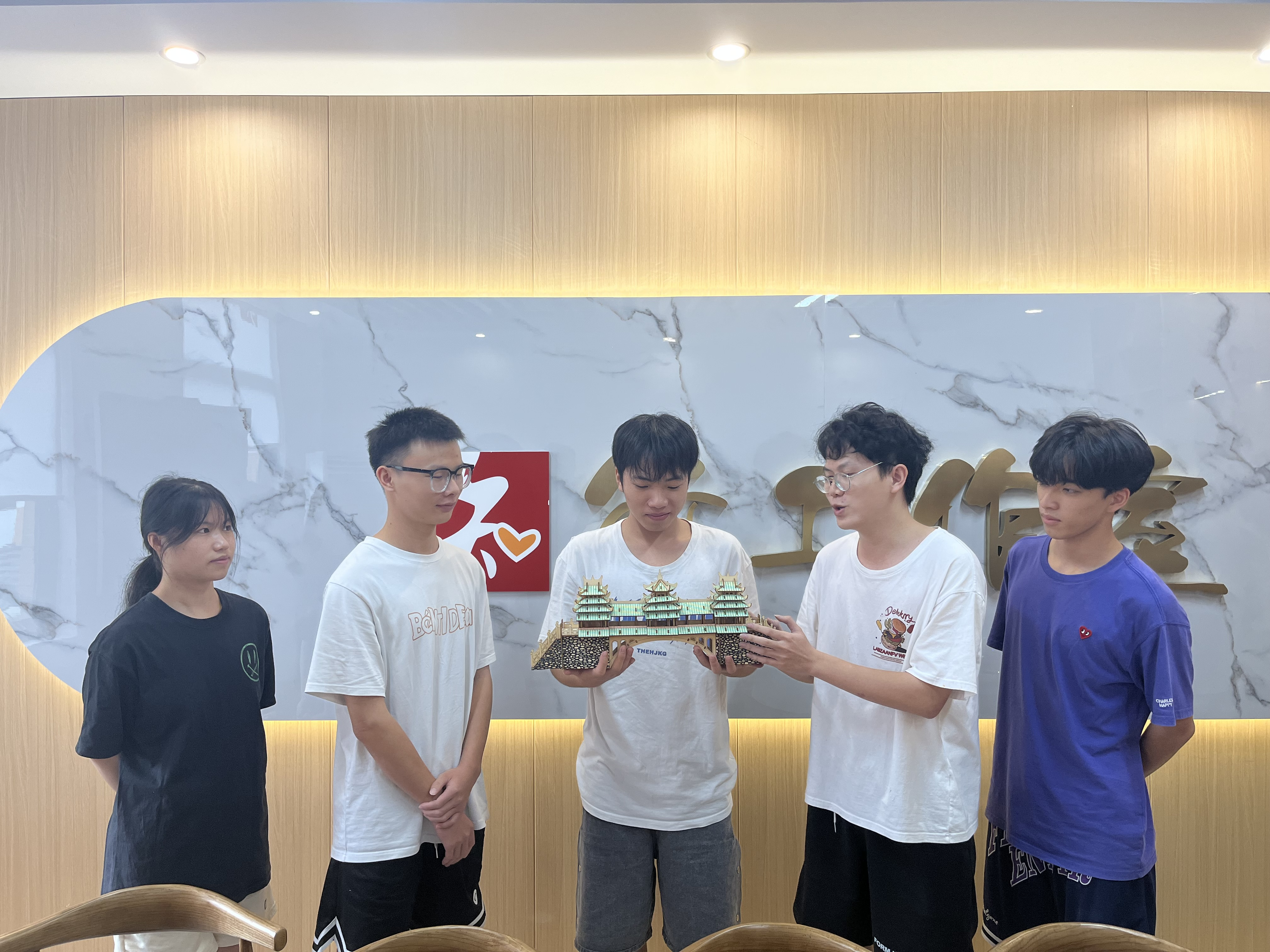 学生团队正在进行红色故事宣讲