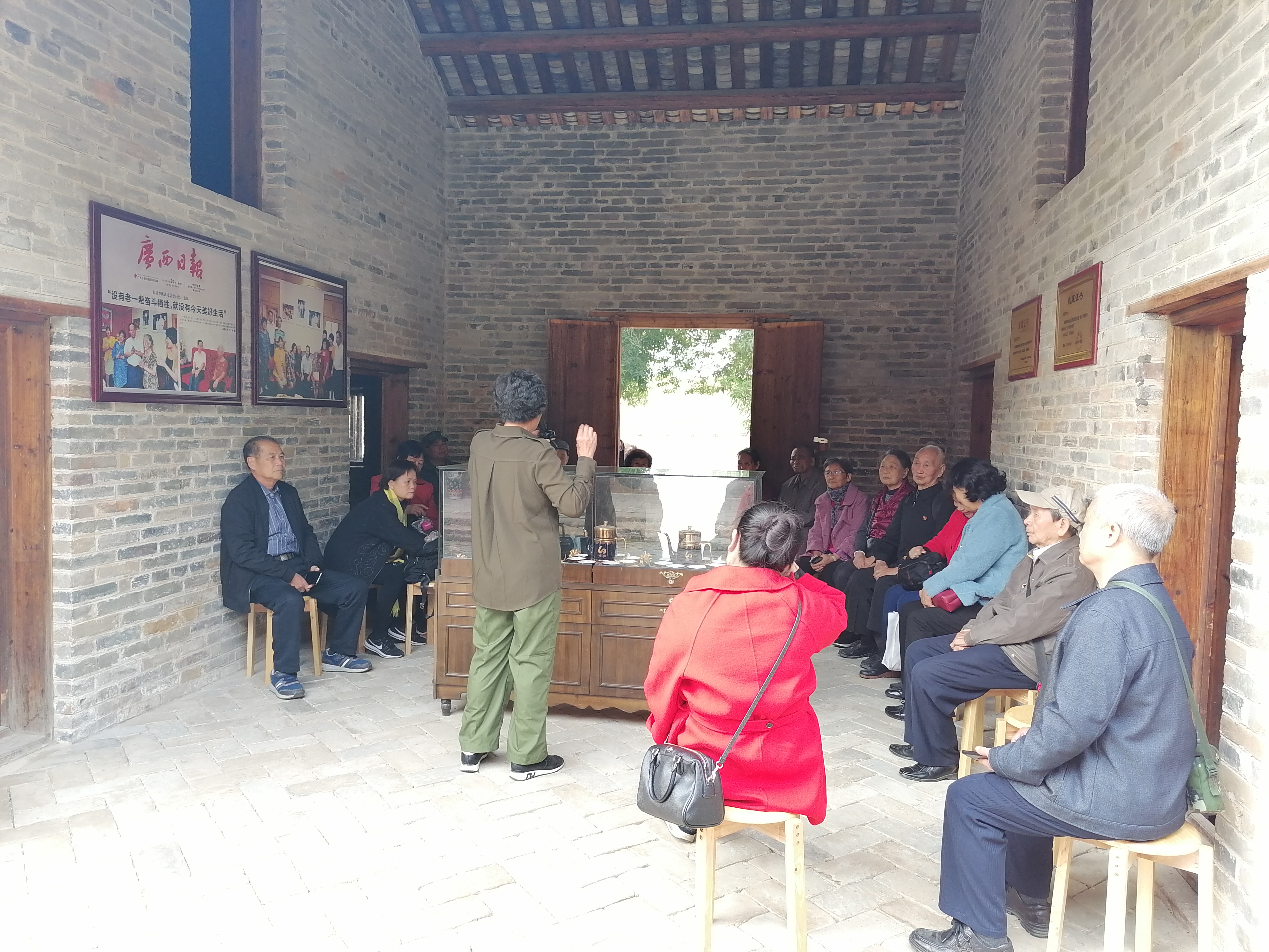 党员同志们聆听党课