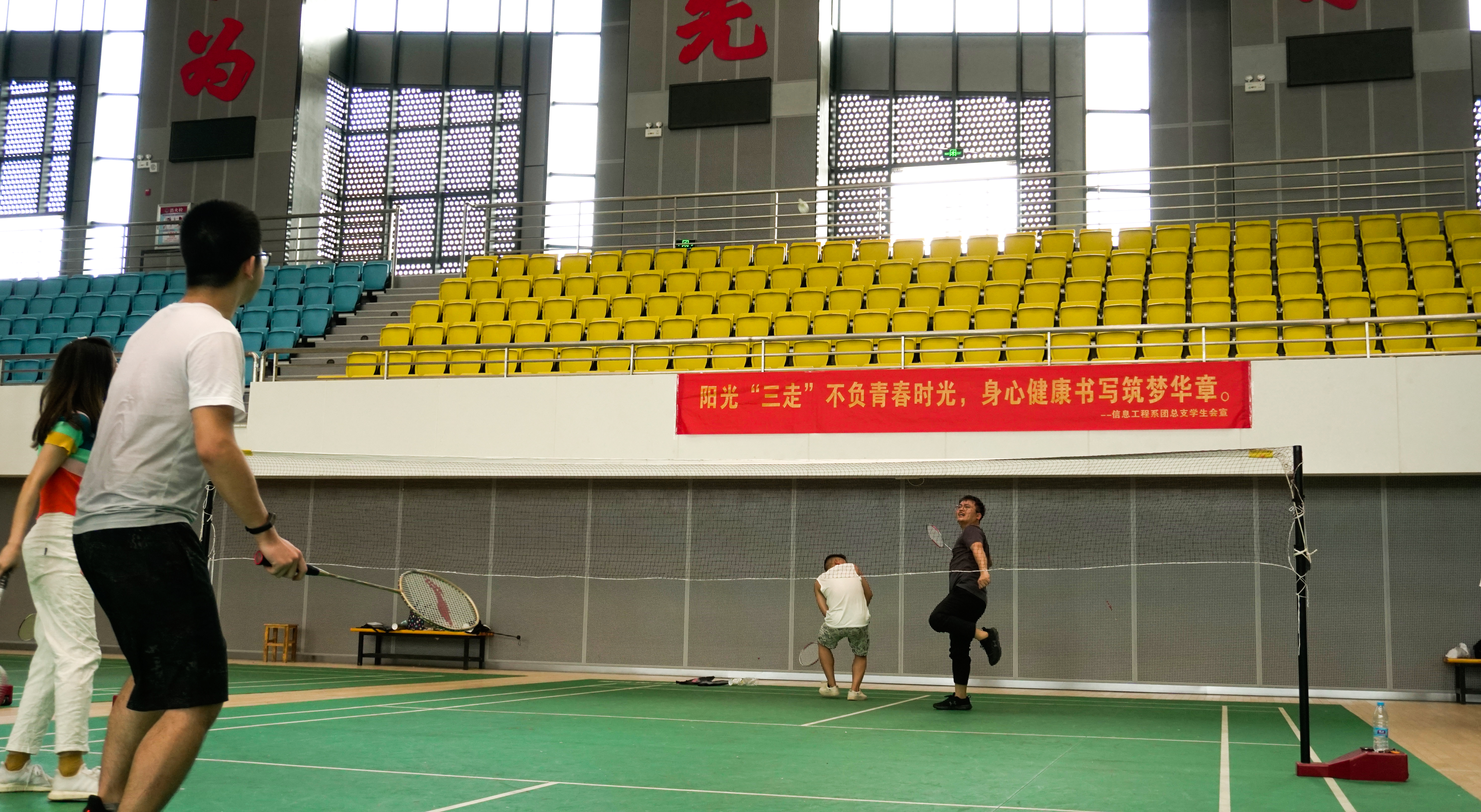 师生共同参与羽毛球运动