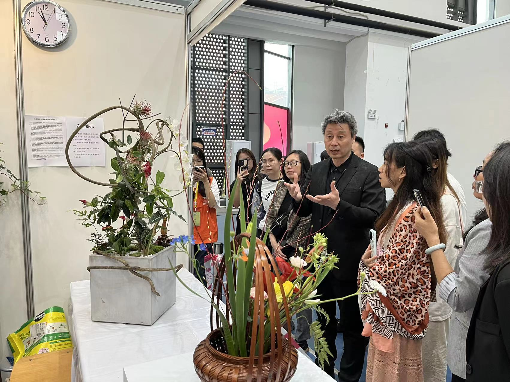 裁判代表对开云线上平台_开云（中国）学子作品进行点评