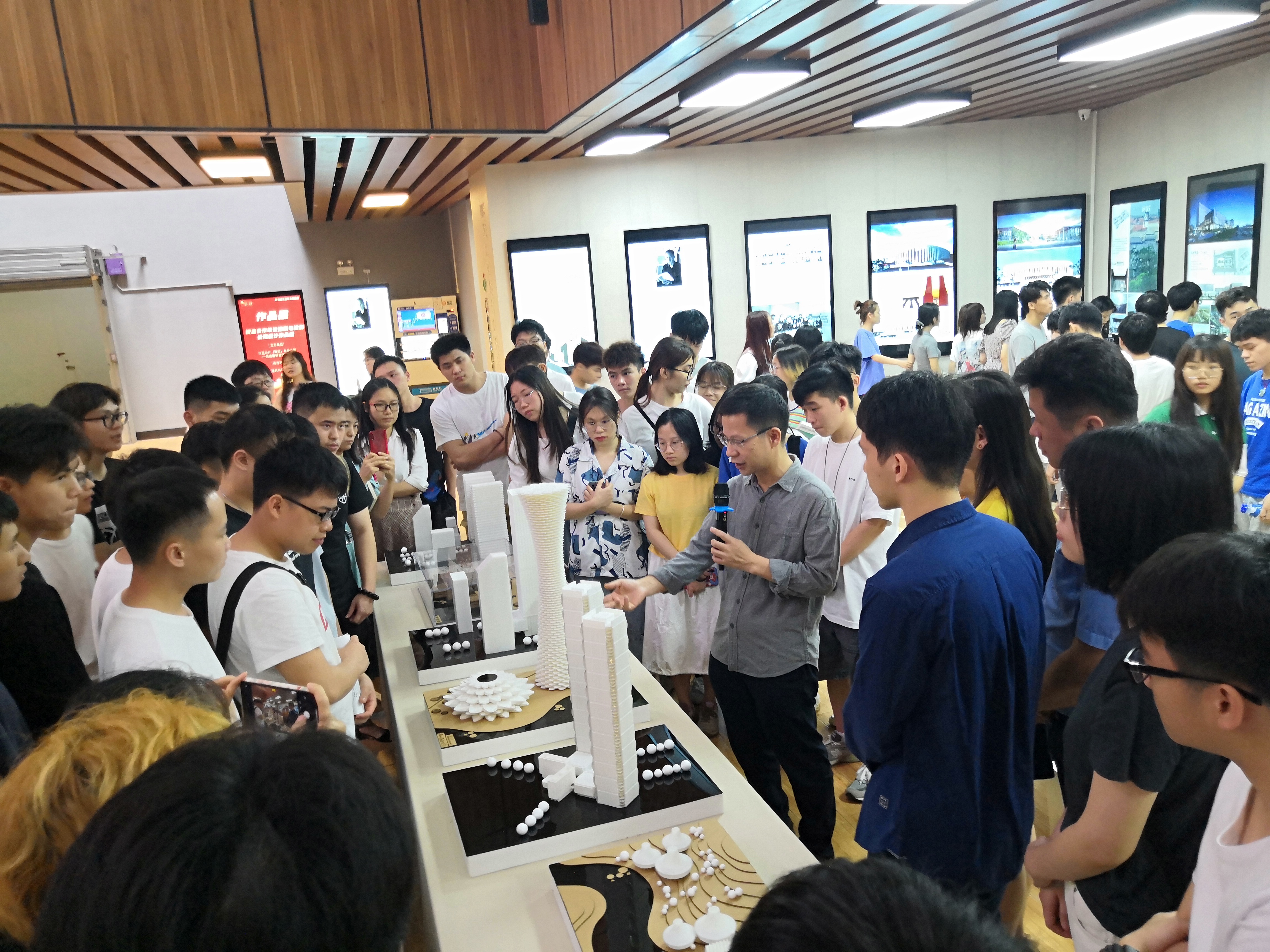 华蓝设计（集团）总开云线上平台_开云（中国）师庞波先生给学生讲解作品