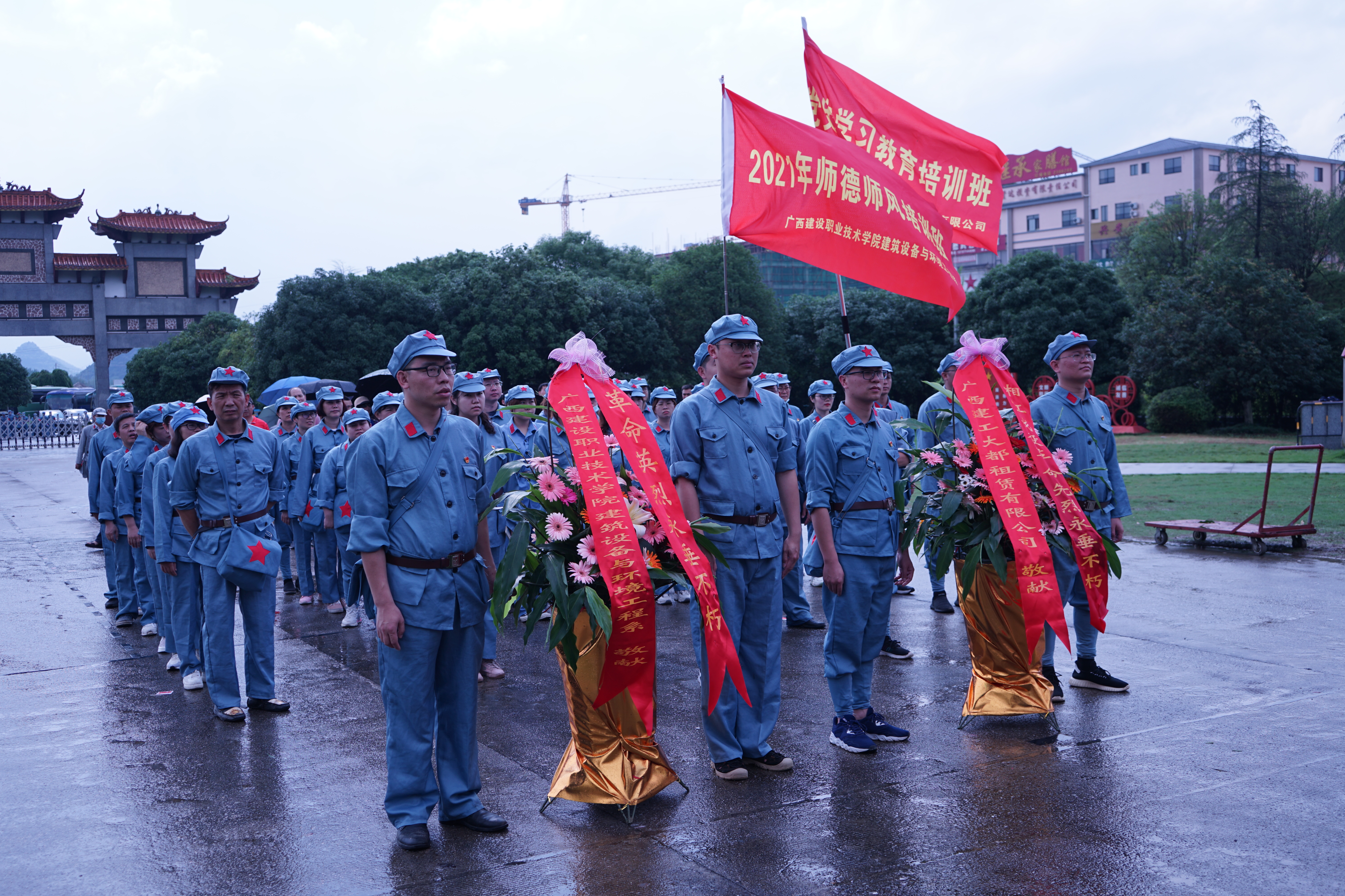 在纪念碑园瞻仰革命烈士