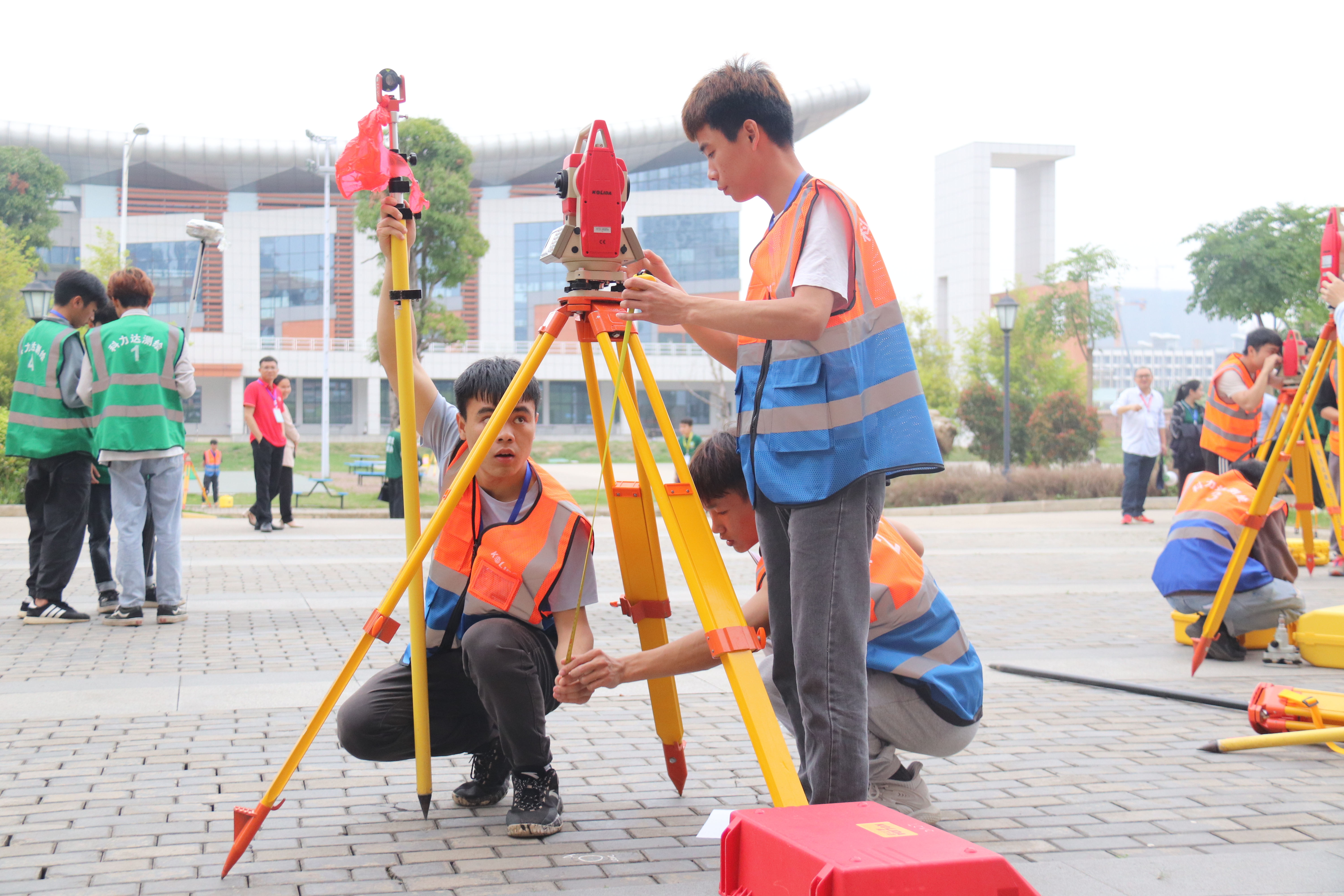 测绘赛项参赛选手在调试设备