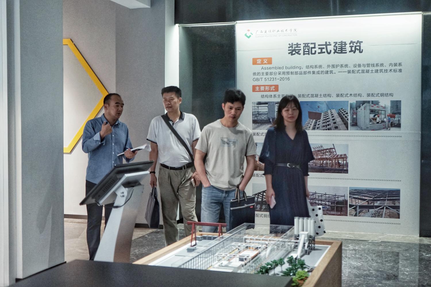 许胜才副处长一行参观开云线上平台_开云（中国）BIM中心和装配式开云线上平台_开云（中国）实训基地