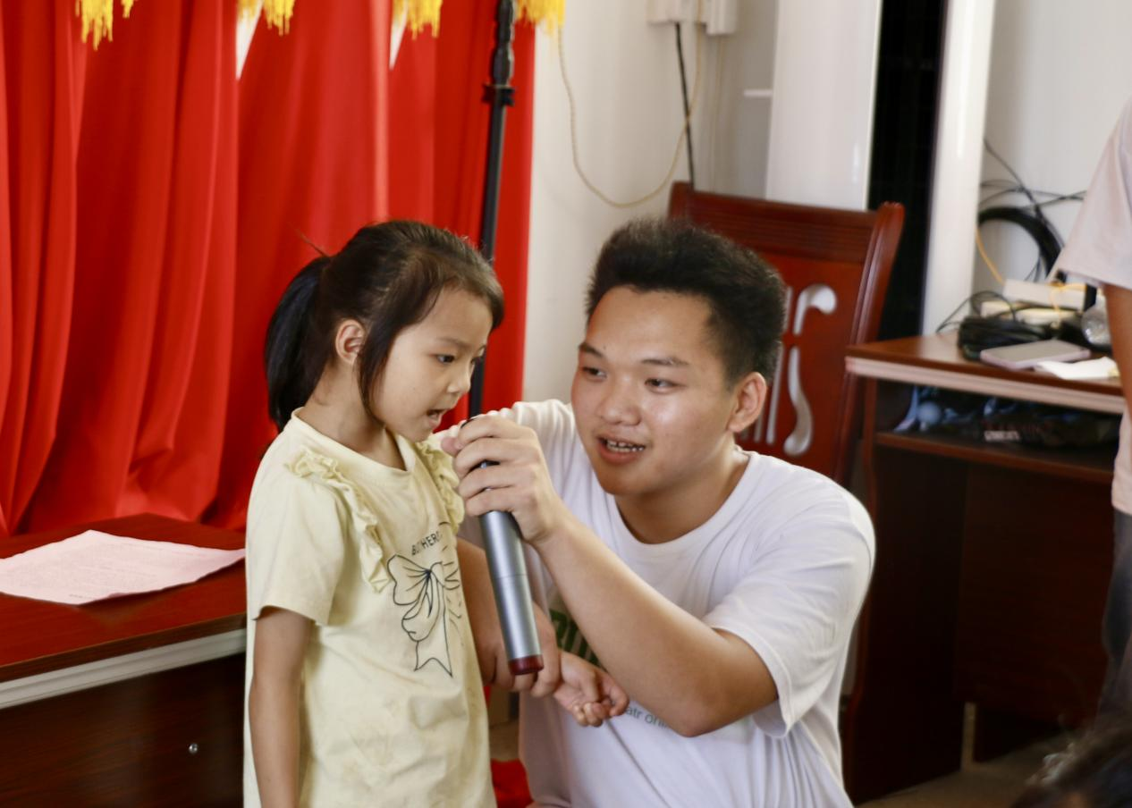 当地小朋友自告奋勇上台唱红歌
