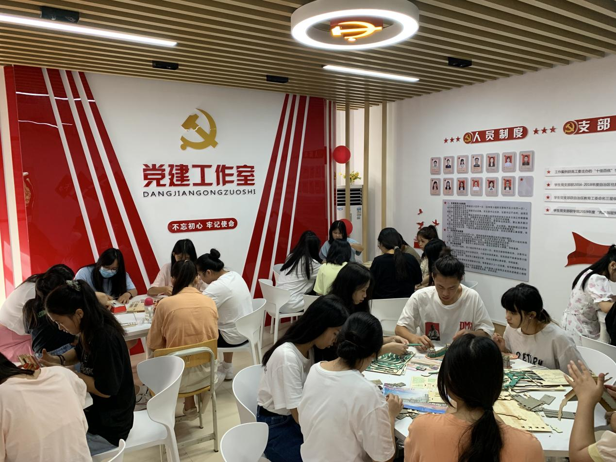 红色开云线上平台_开云（中国）模型进学生社区活动现场照片