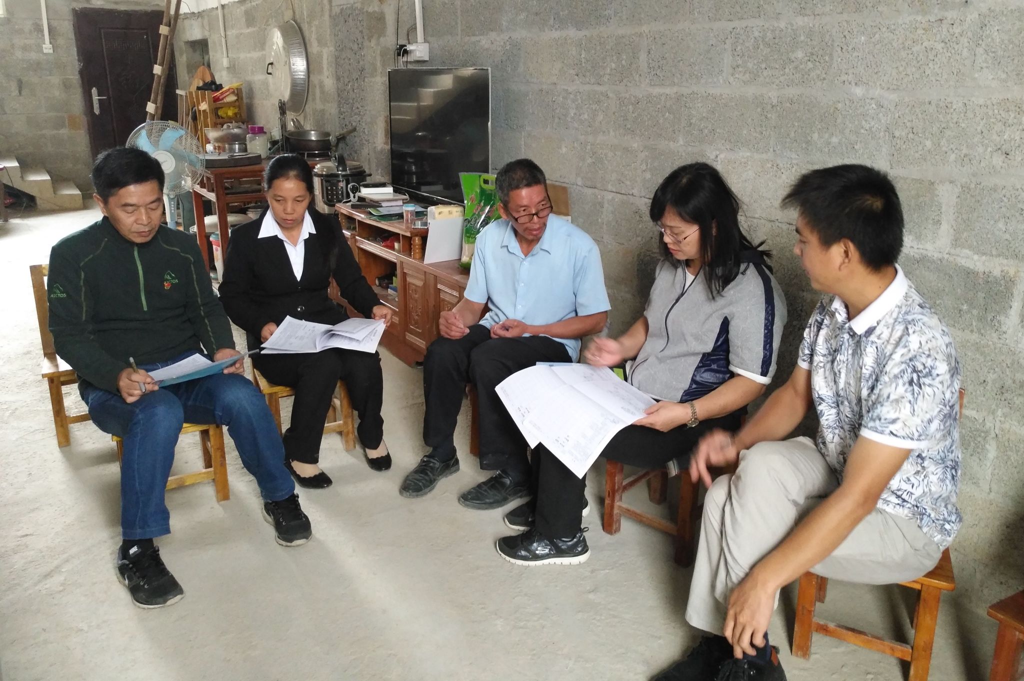 与贫困户亲切交谈