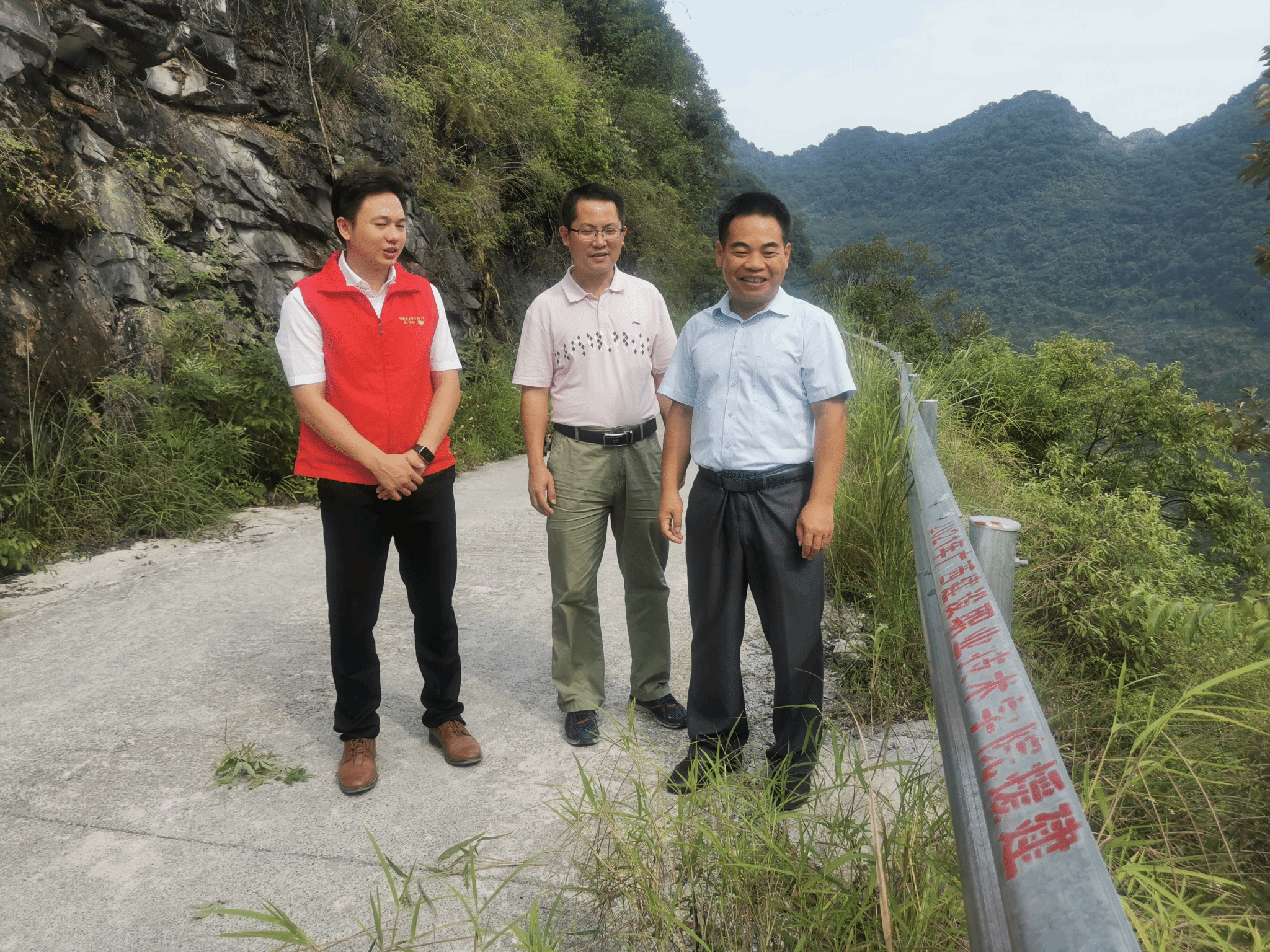 检查组实地走访尚三村乡村振兴建设项目