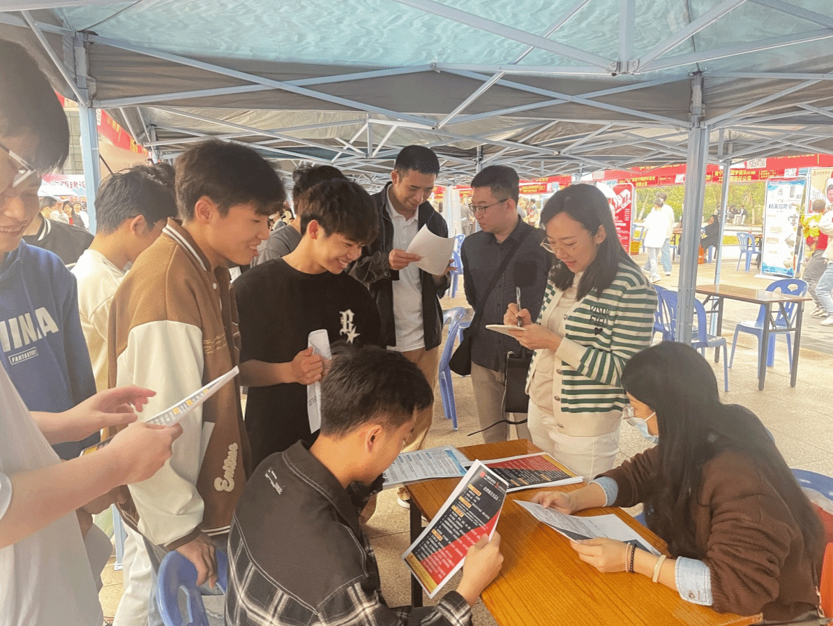 冯业书记现场走访企业并指导学生参加面试