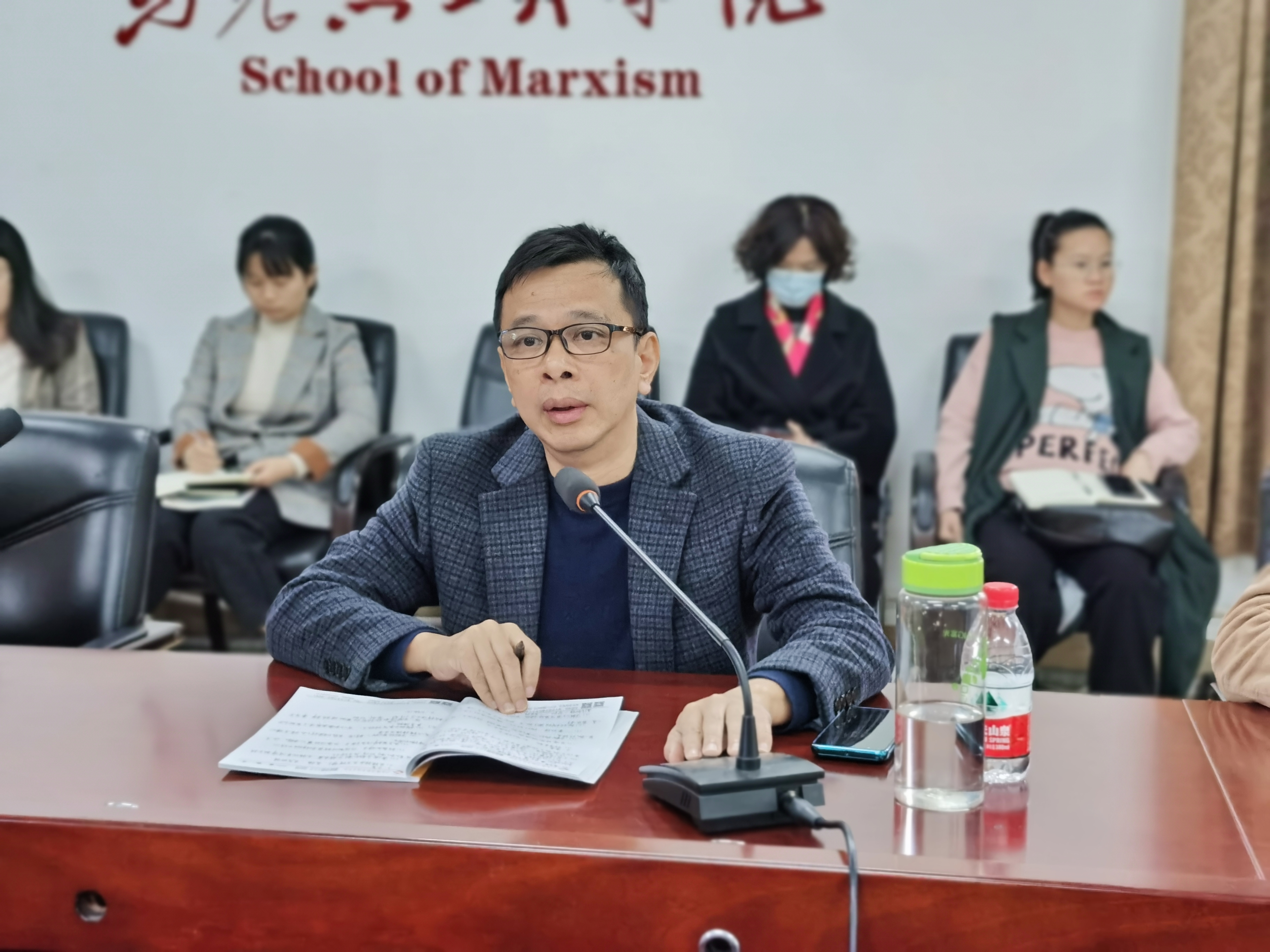 马克思主义学院党总支书记、院长庞松鹤主持会议