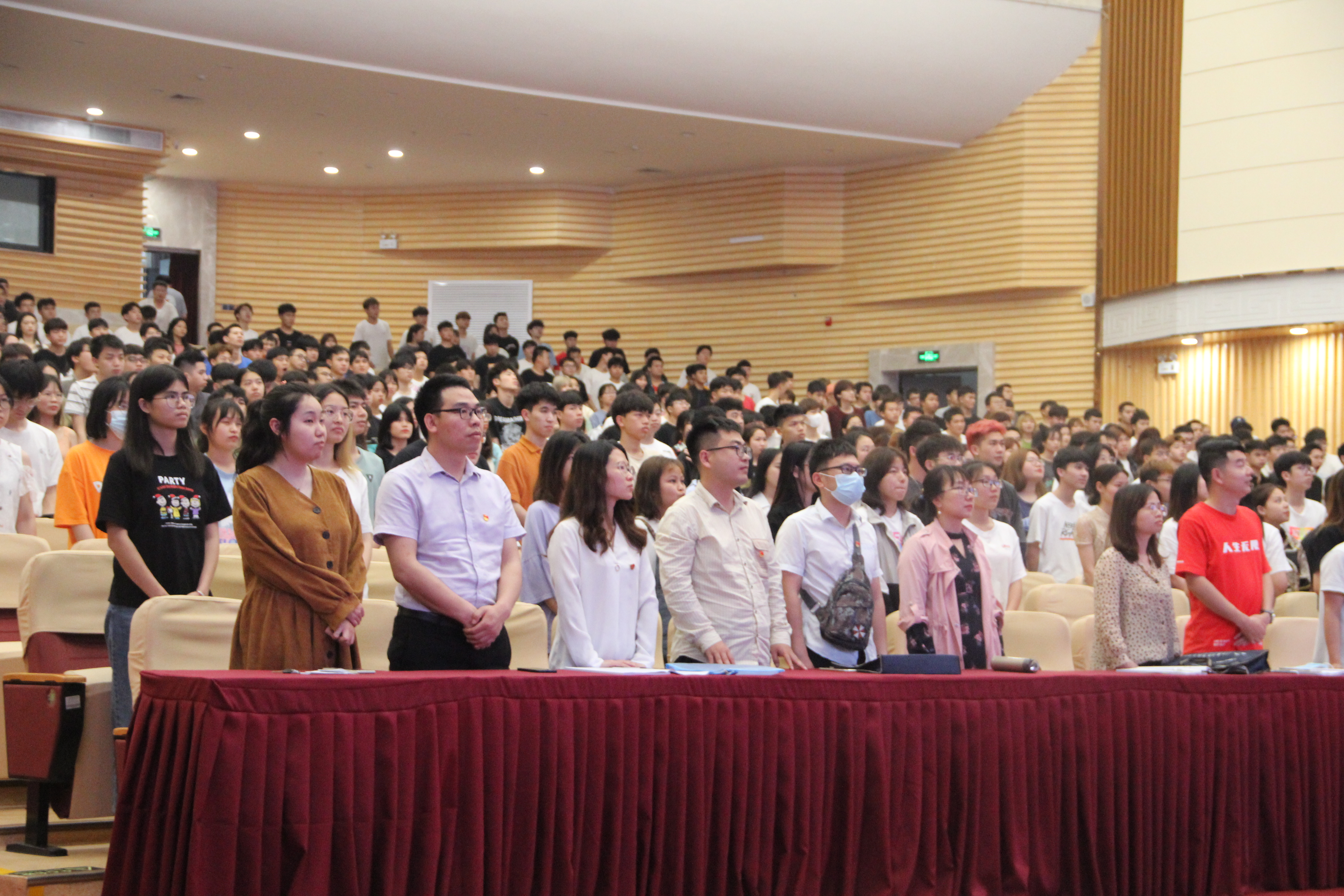 师生齐唱《没有共产党就没有新中国》