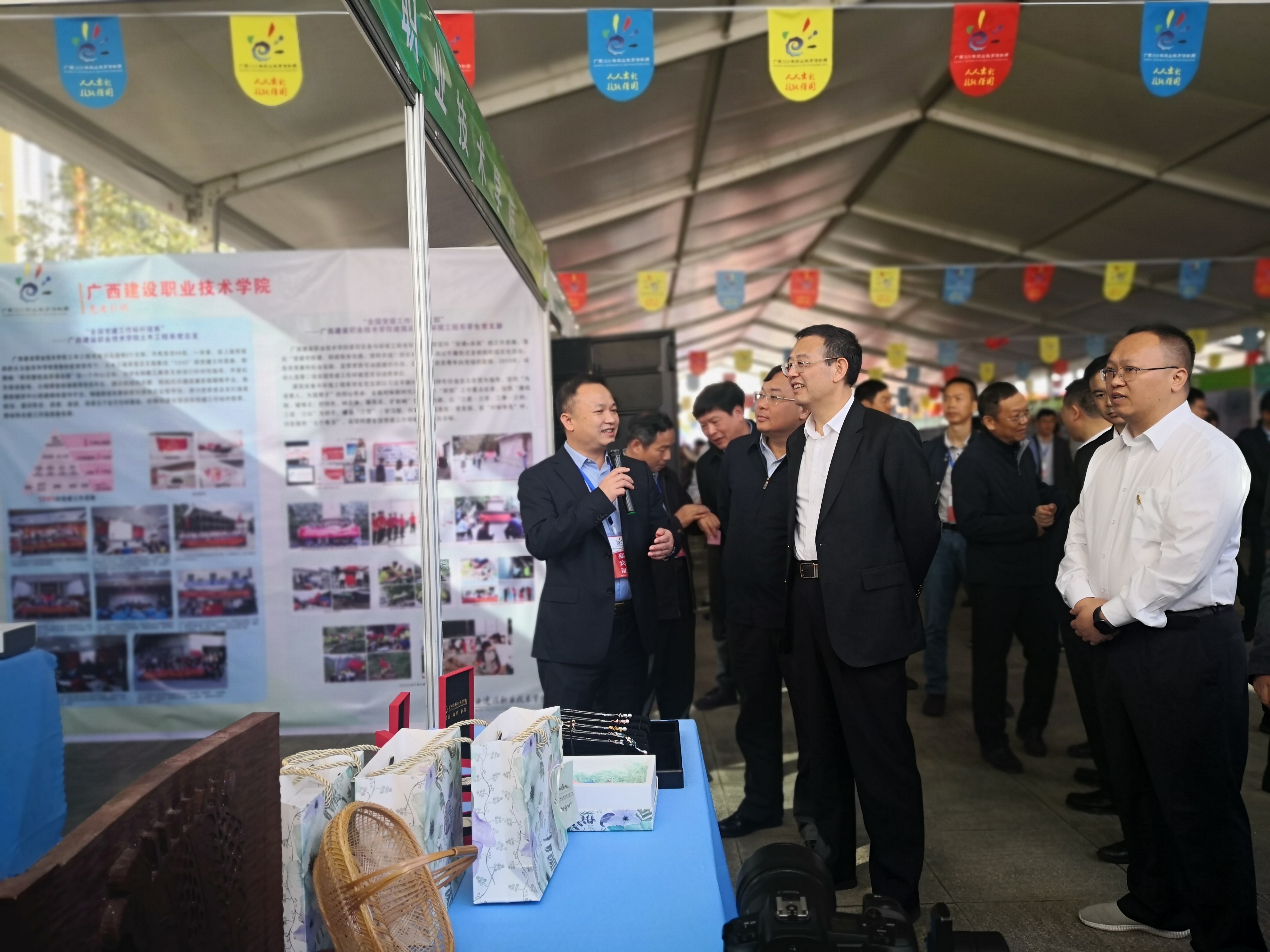 梁伟副院长向自治区教育厅唐咸仅厅长等领导介绍开云线上平台_开云（中国）情况