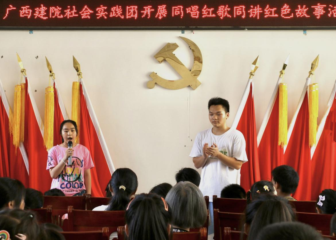 当地小朋友分享自己了解的红色故事