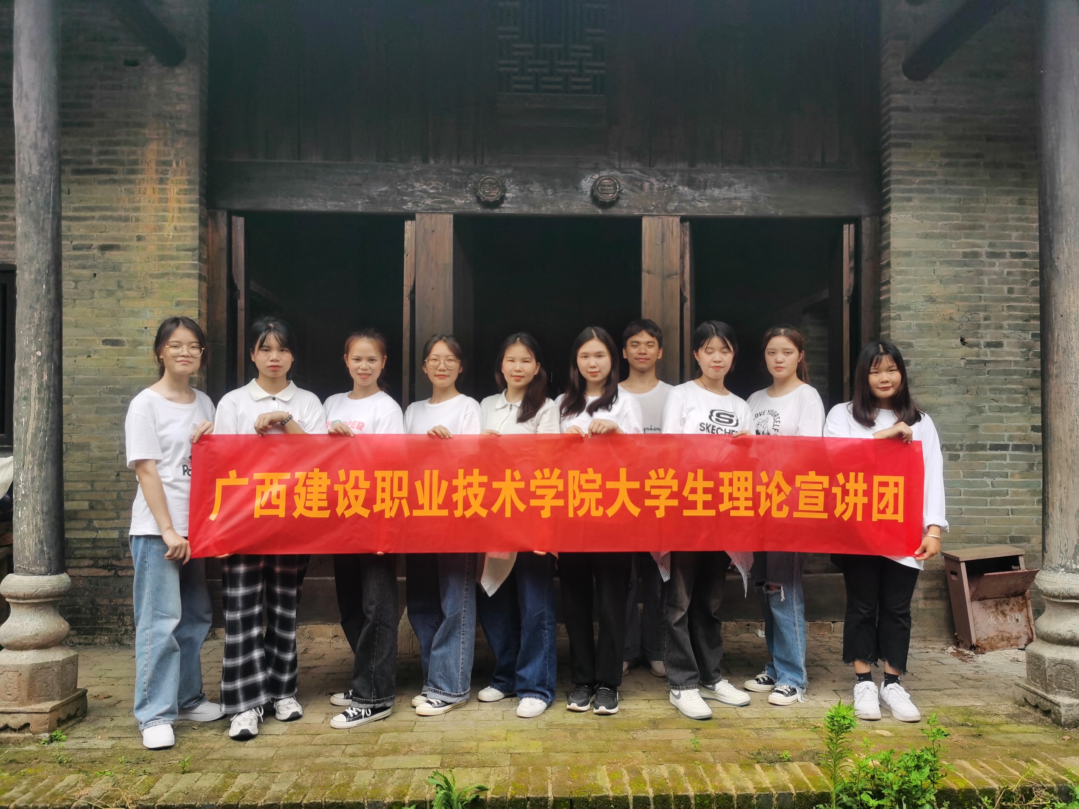 宣讲团成员在古开云线上平台_开云（中国）前合影