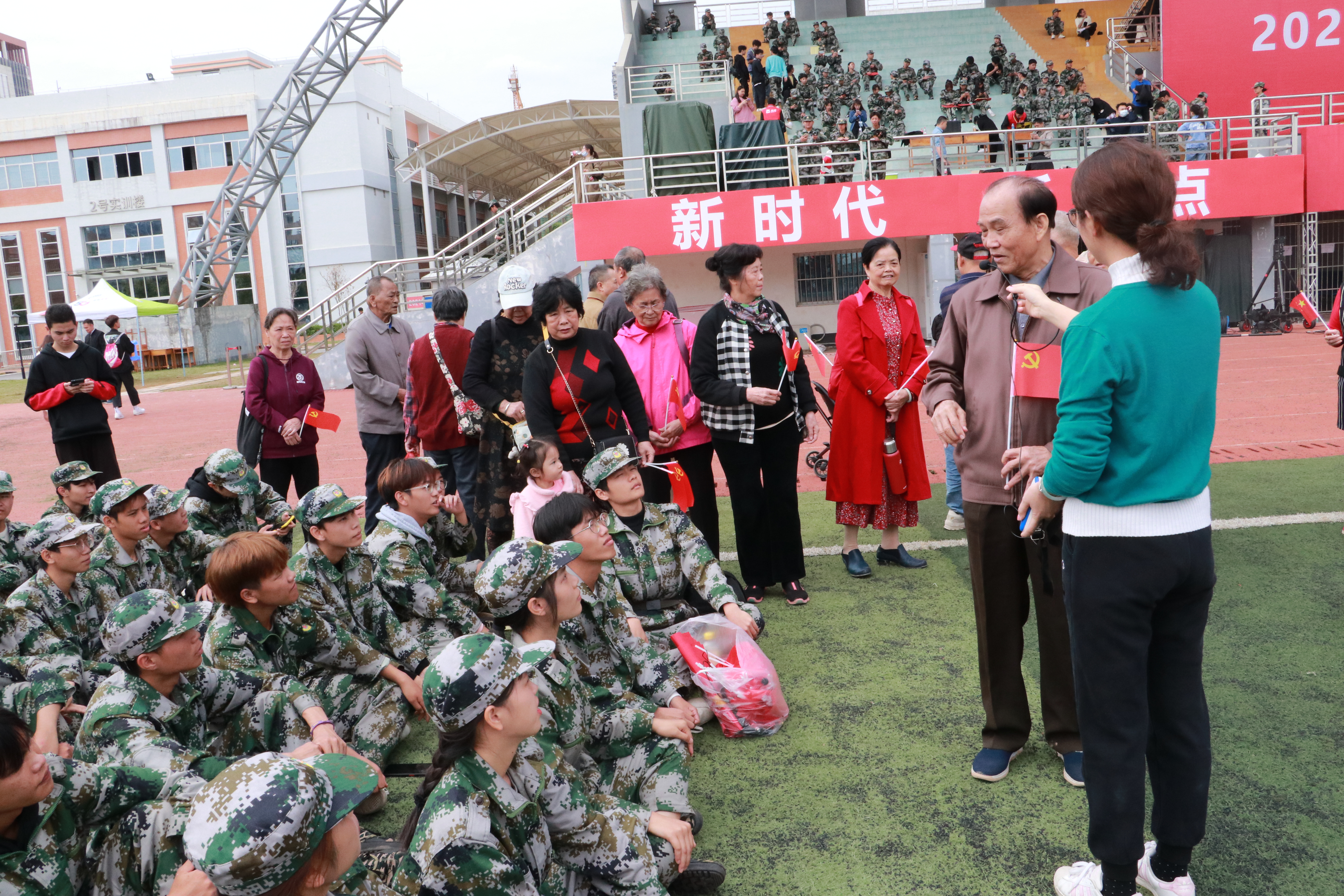 光荣在党50年老党员——兰旭荣叮嘱同学们好好学习