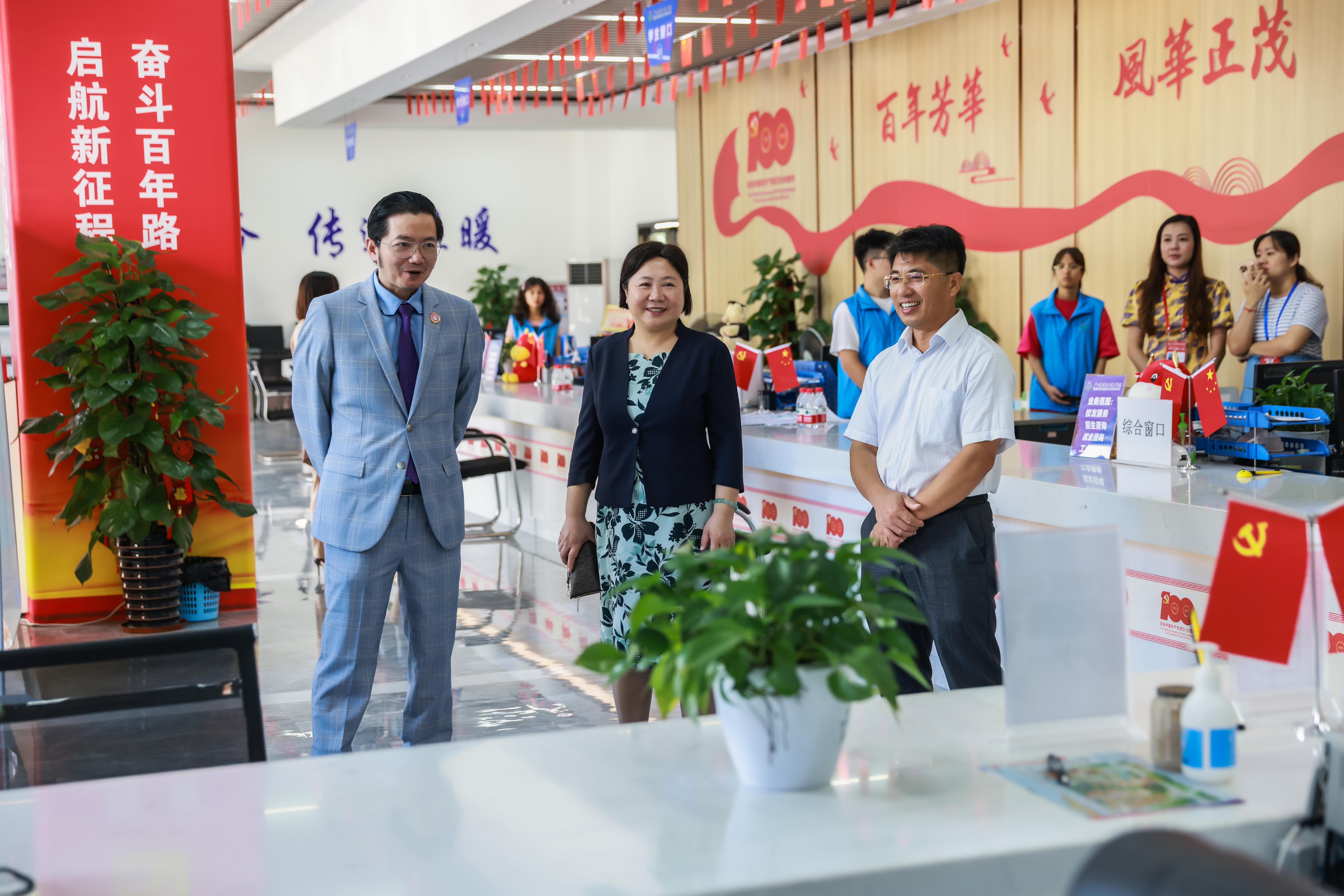 刘晓红书记、伍耿清副院长陪同杜南忠总领事一行参观开云线上平台_开云（中国）“一站式”服务中心