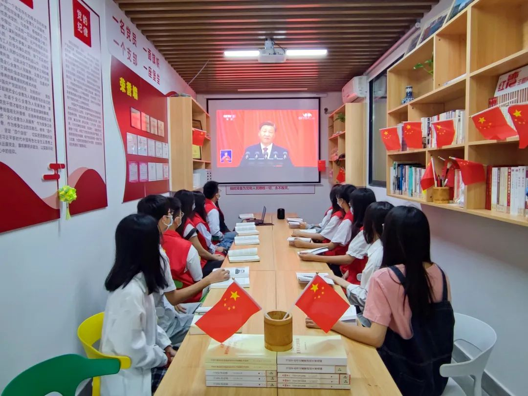 开云线上平台_开云（中国）与规划学院学生公寓党建工作室观看大会现场