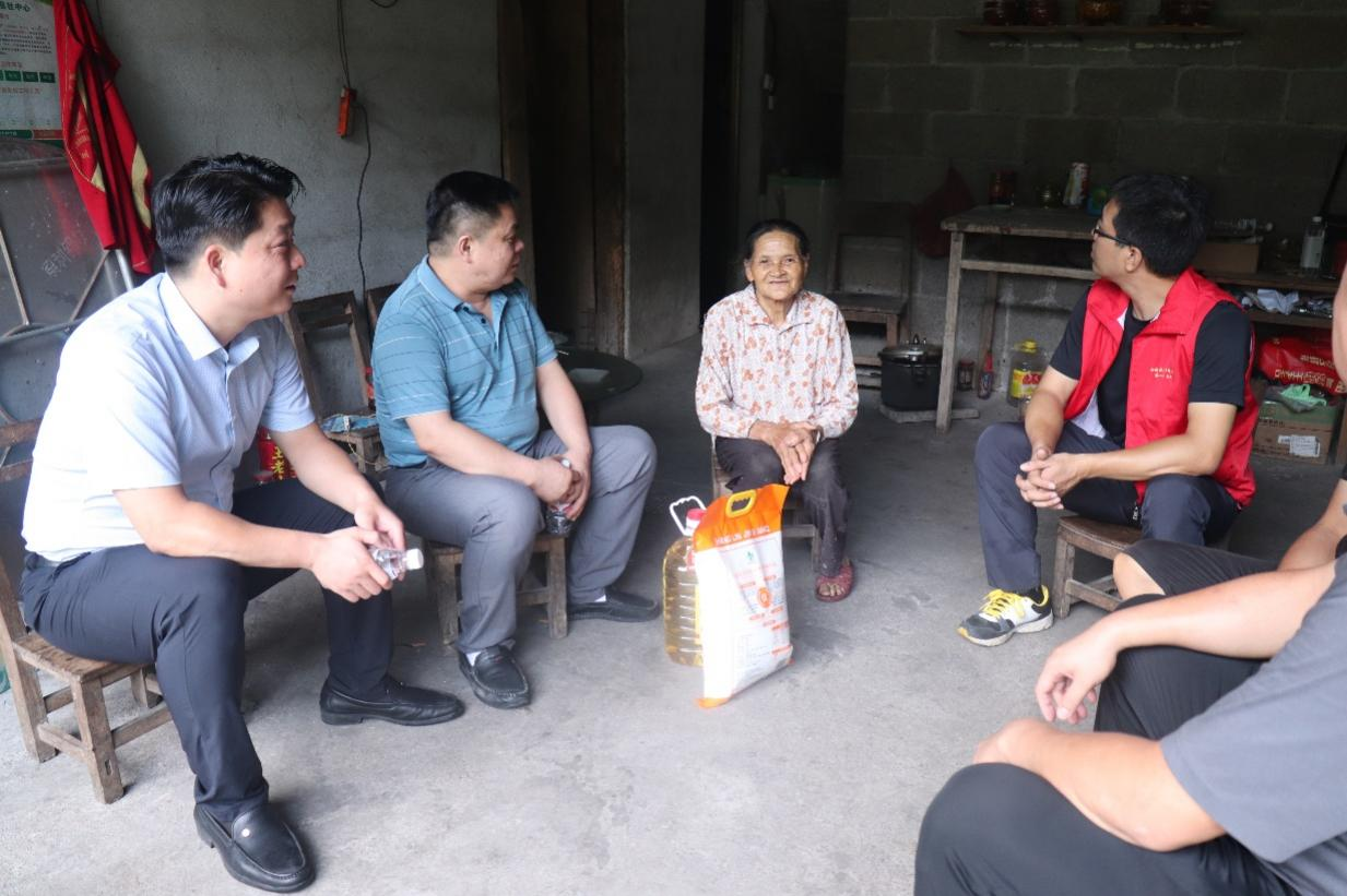 走访慰问脱贫户