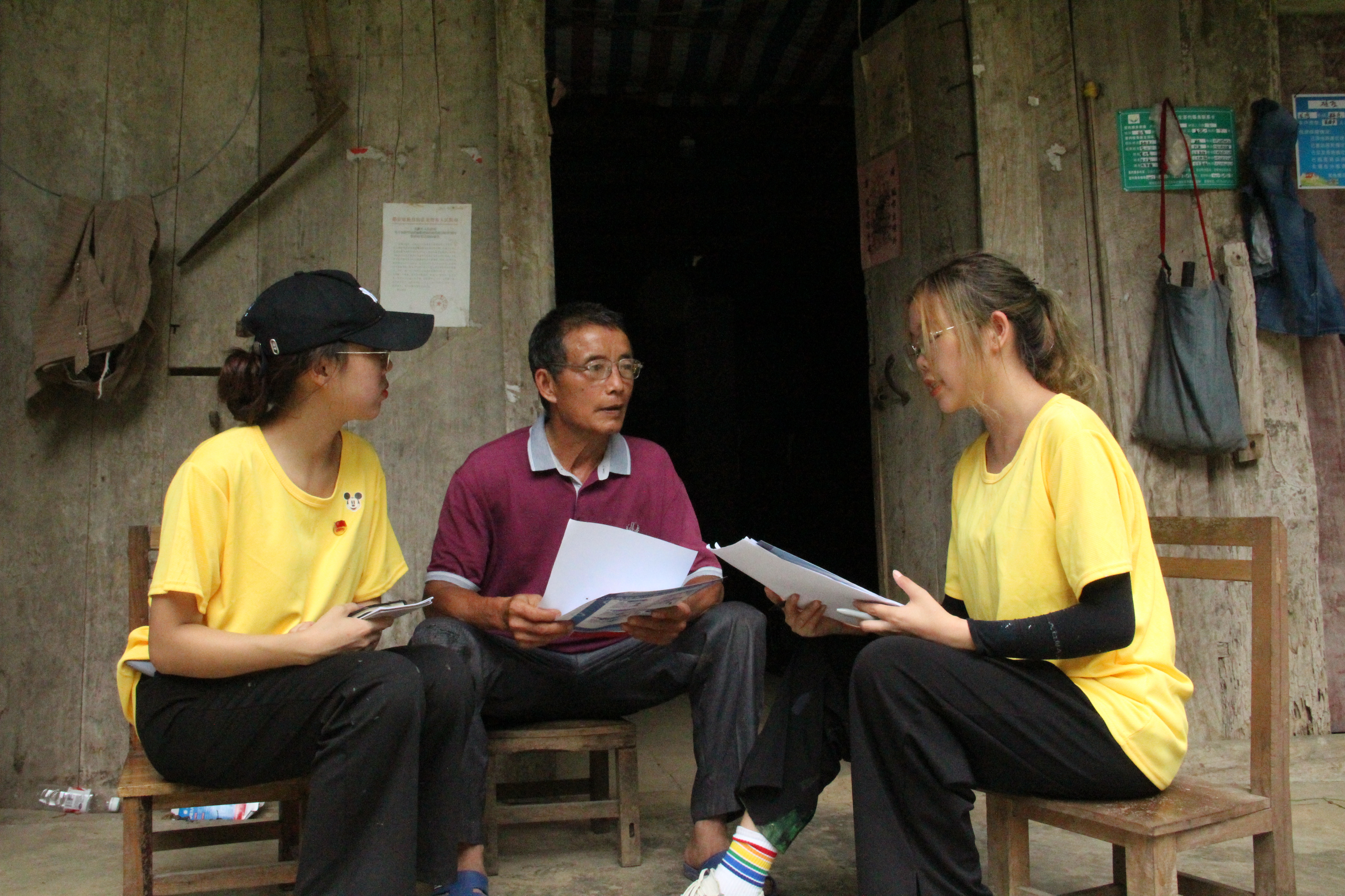 志愿者入户宣讲广西乡村振兴战略