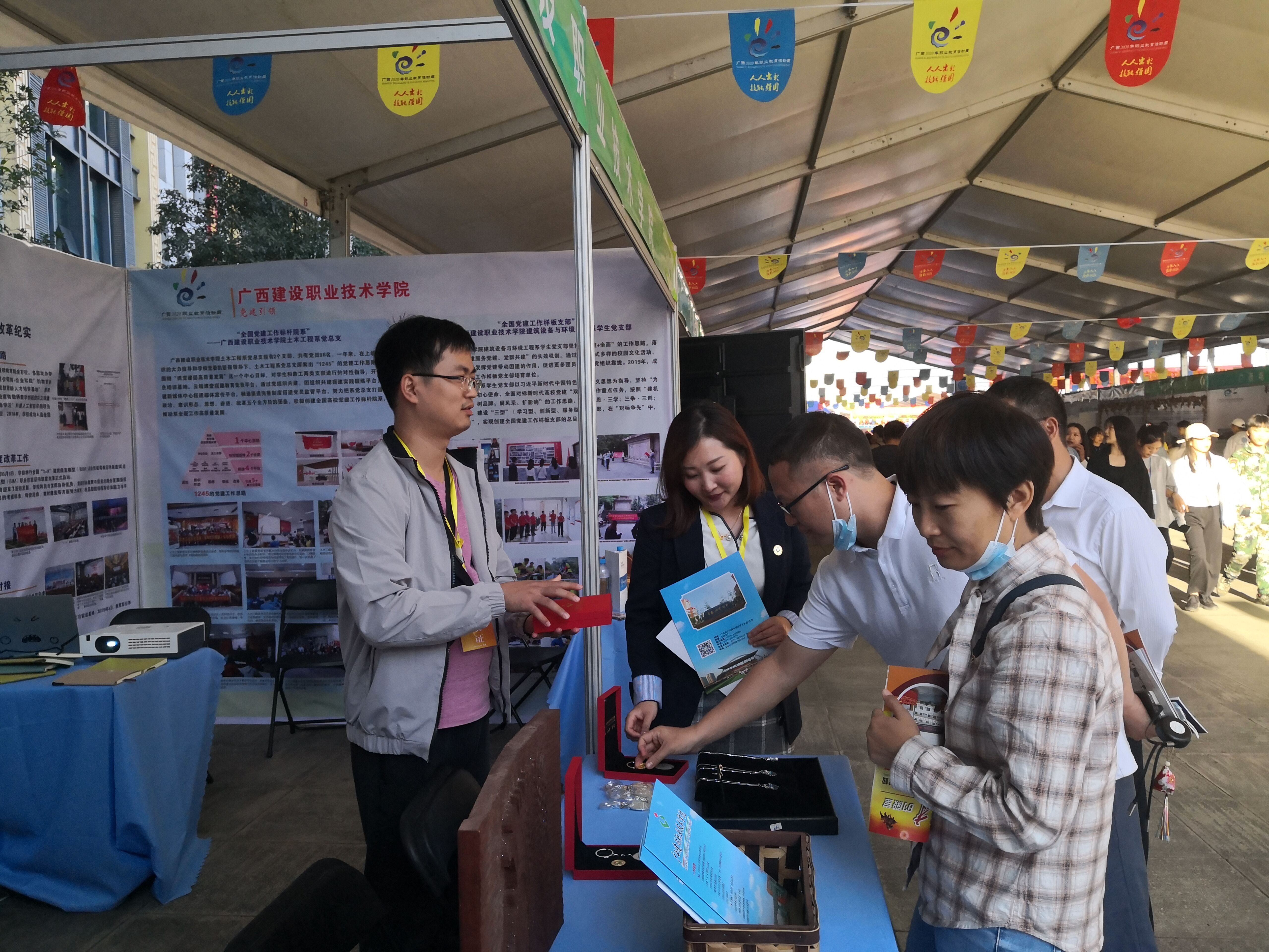 开云线上平台_开云（中国）老师向兄弟院校领导介绍学校展品