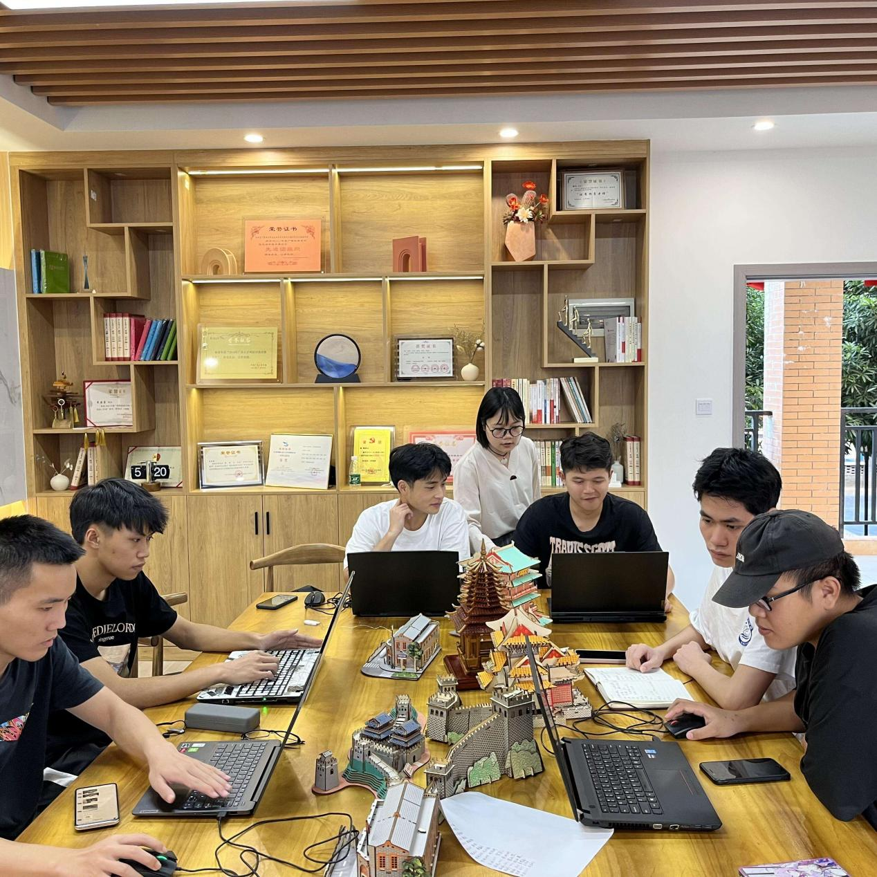 李玉老师与同学们讨论干栏式开云线上平台_开云（中国）