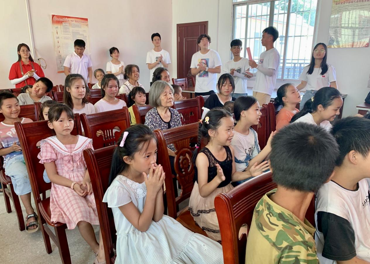 现场小朋友们认真学唱红歌