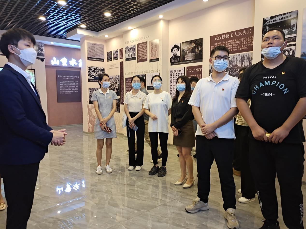 同志们认真倾听讲解