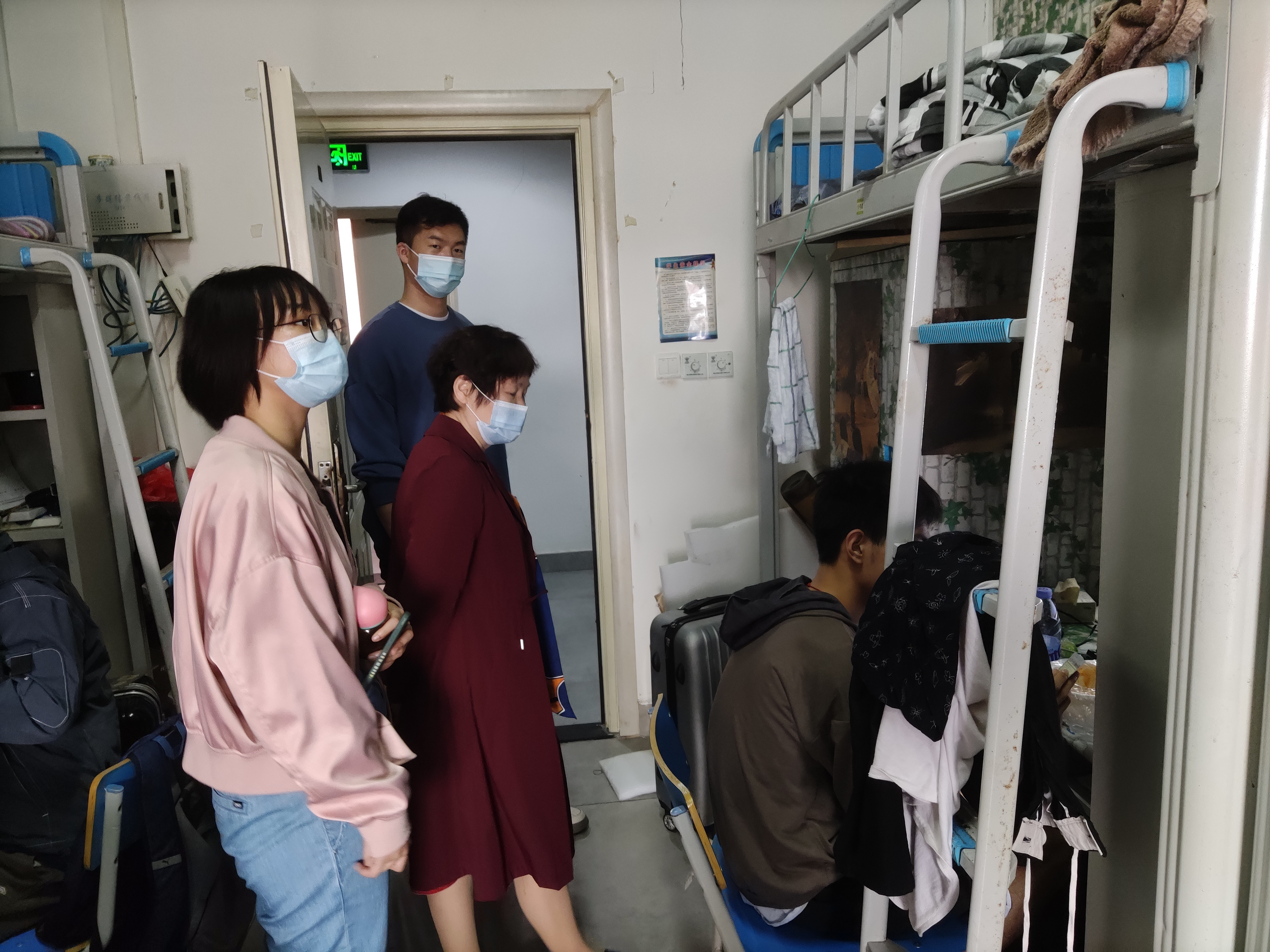 深入宿舍查看听课质量