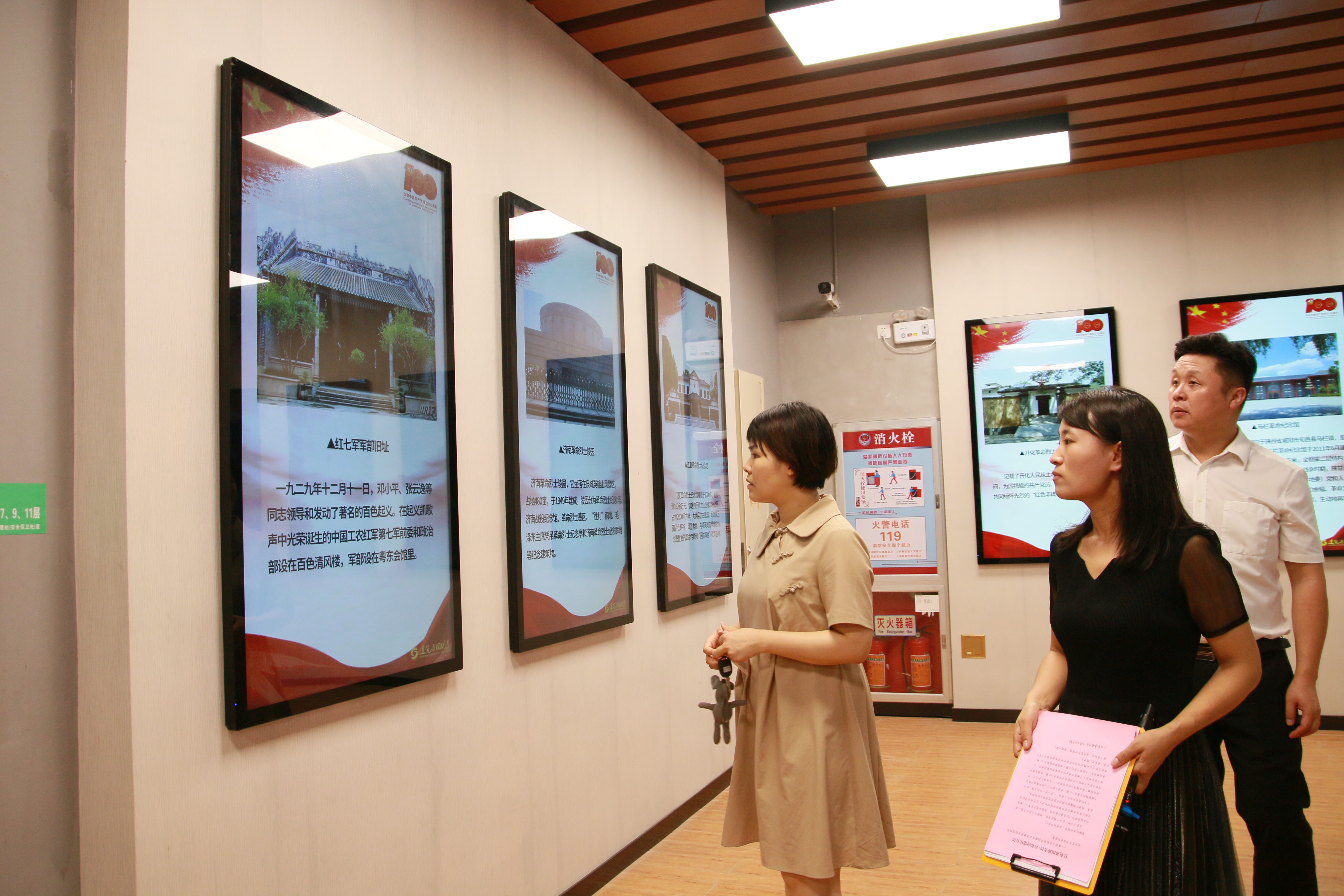  “一枝一叶总关情•红色主题开云线上平台_开云（中国）图片”展览一角