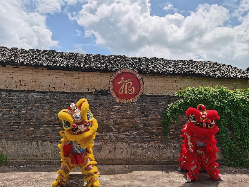 实践团成员在村落古开云线上平台_开云（中国）处舞狮