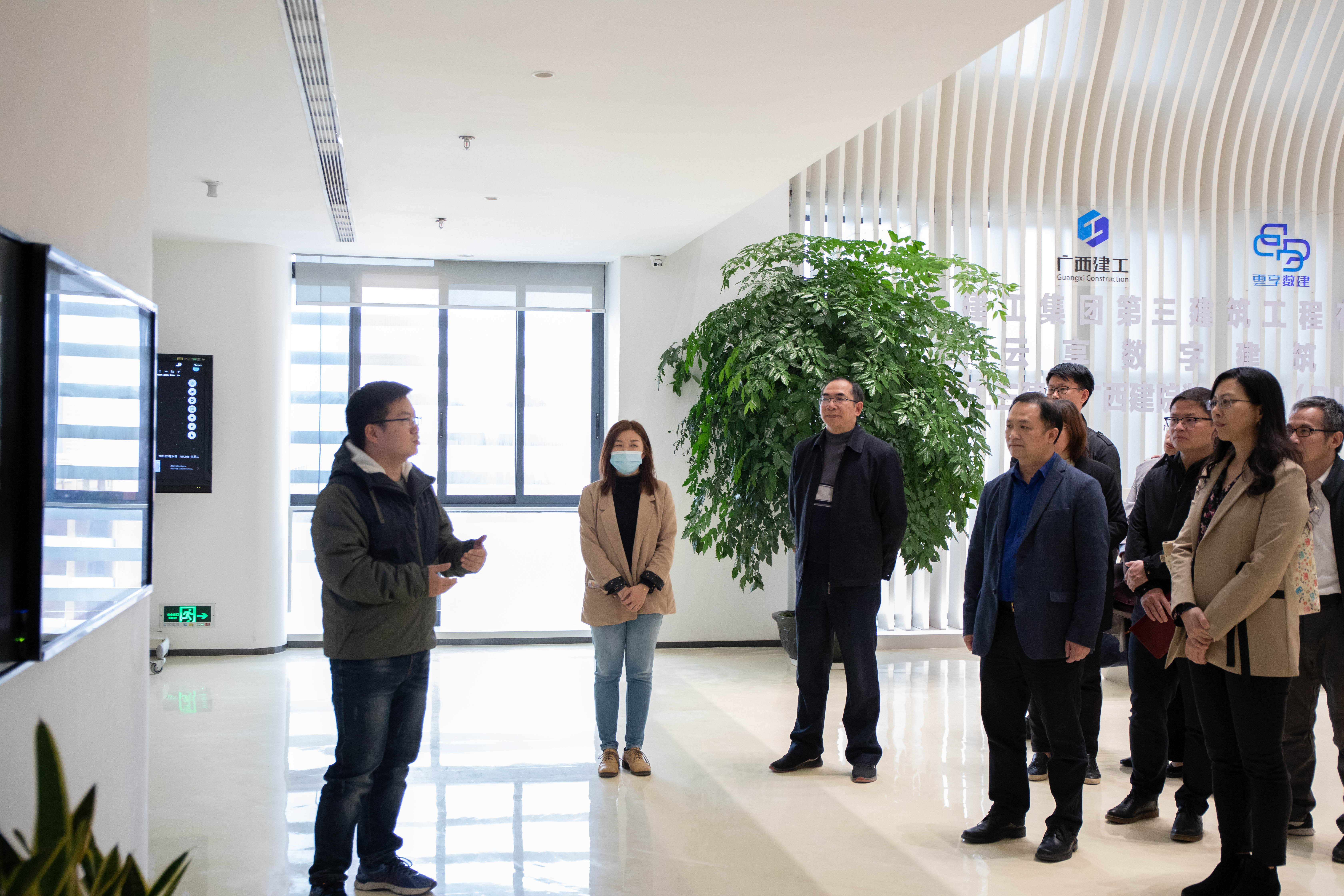 与会人员参观开云线上平台_开云（中国）BIM中心