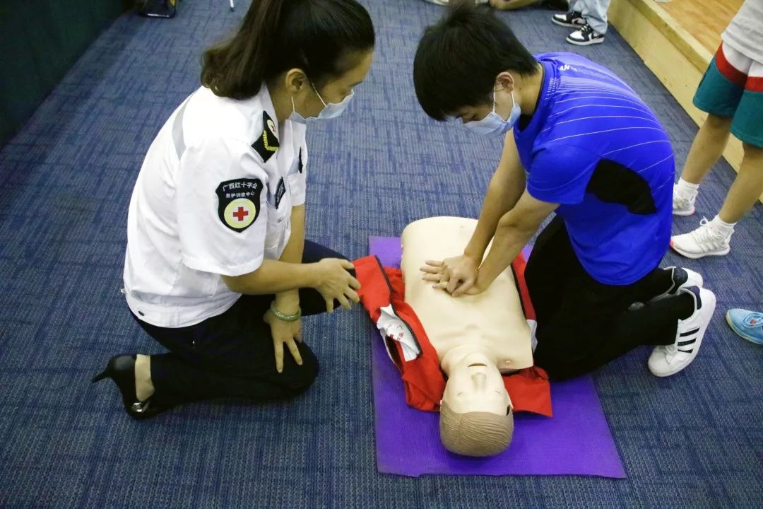 现场教授救护知识