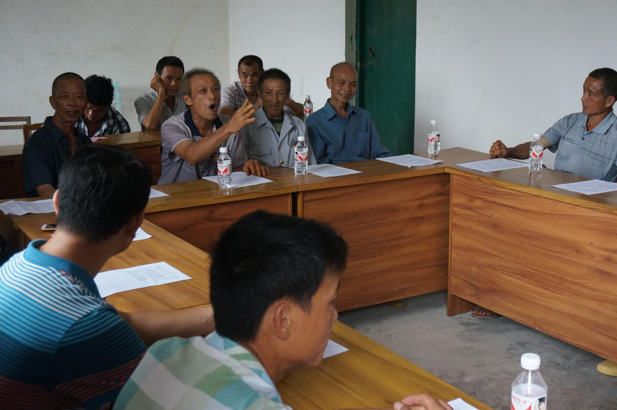 老党员激动重温入党经历