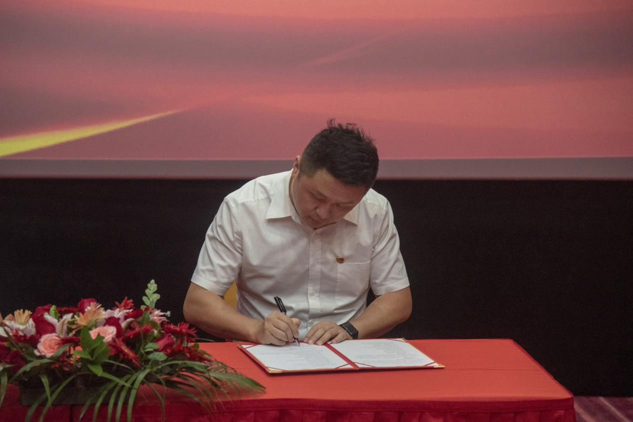 开云线上平台_开云（中国）与规划学院党总支书记邱岚签署党建共建协议书