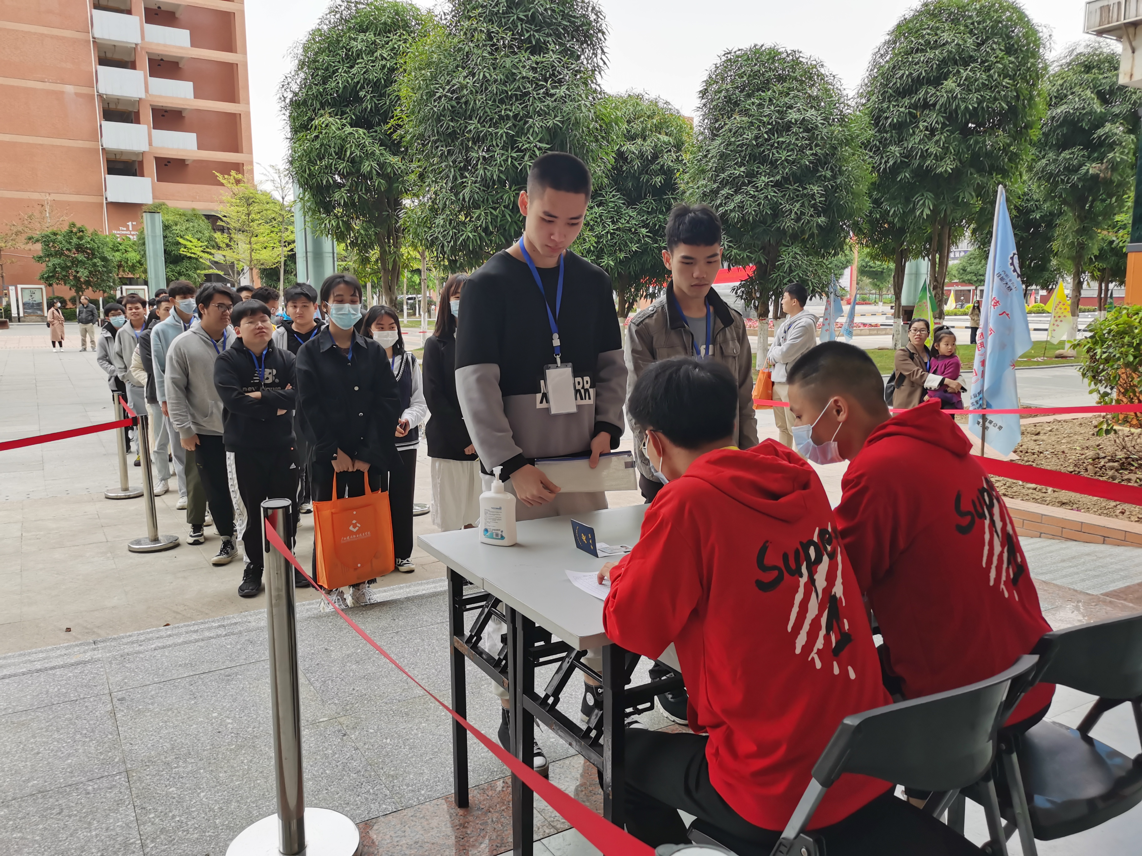 开云线上平台_开云（中国）工程识图赛项开赛前选手检录