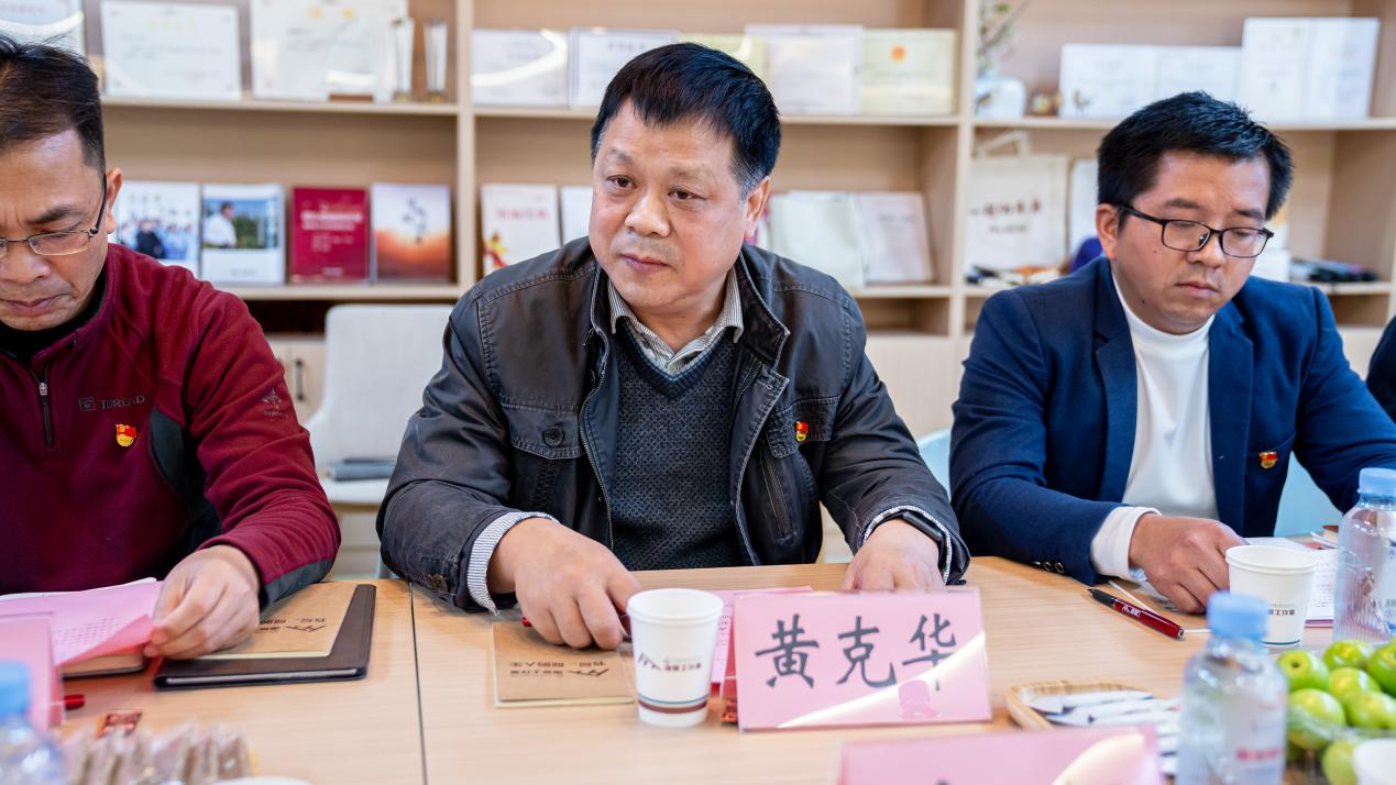 黄克华副部长介绍学校“一站式”社区建设经验
