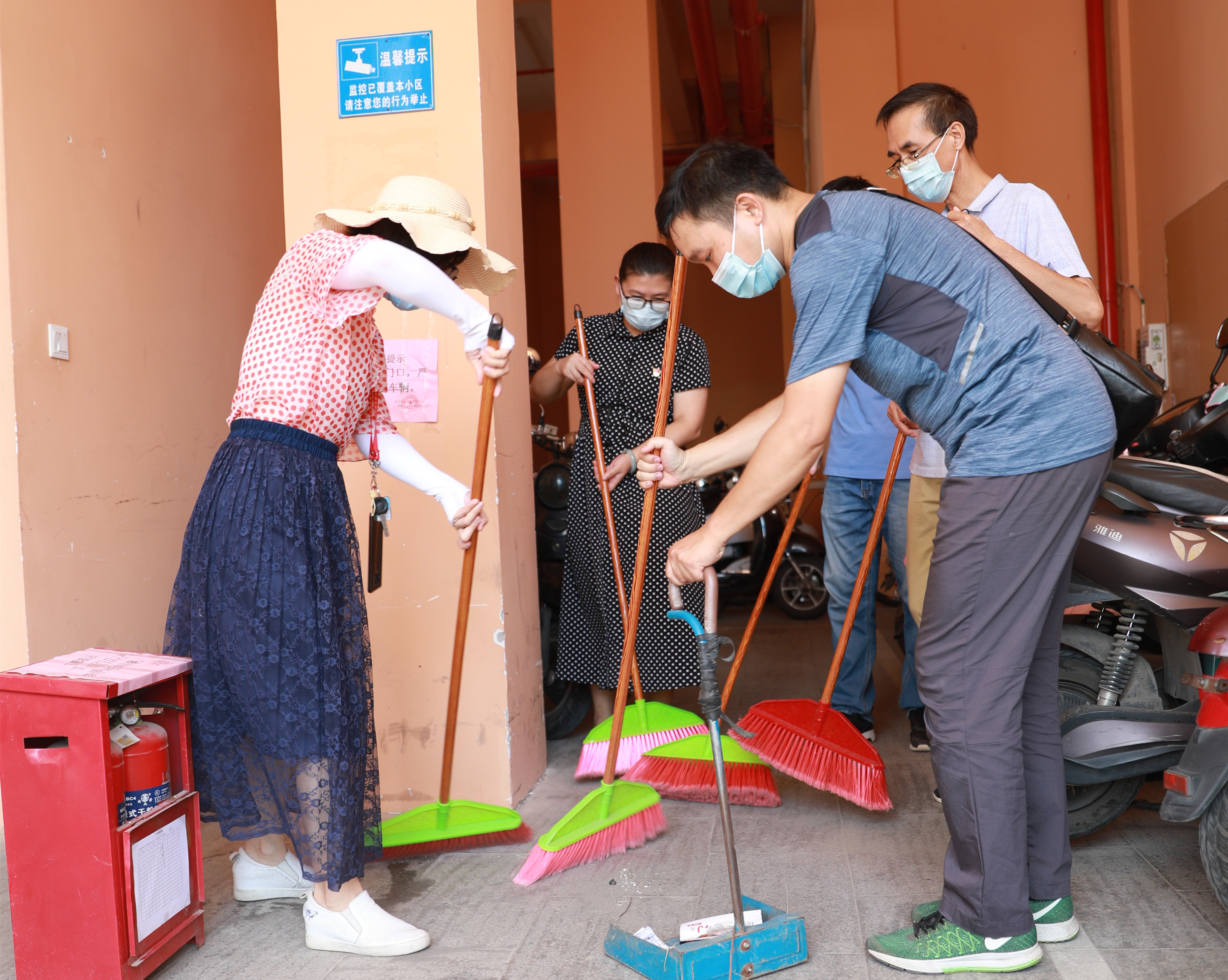 志愿者们正在清理垃圾