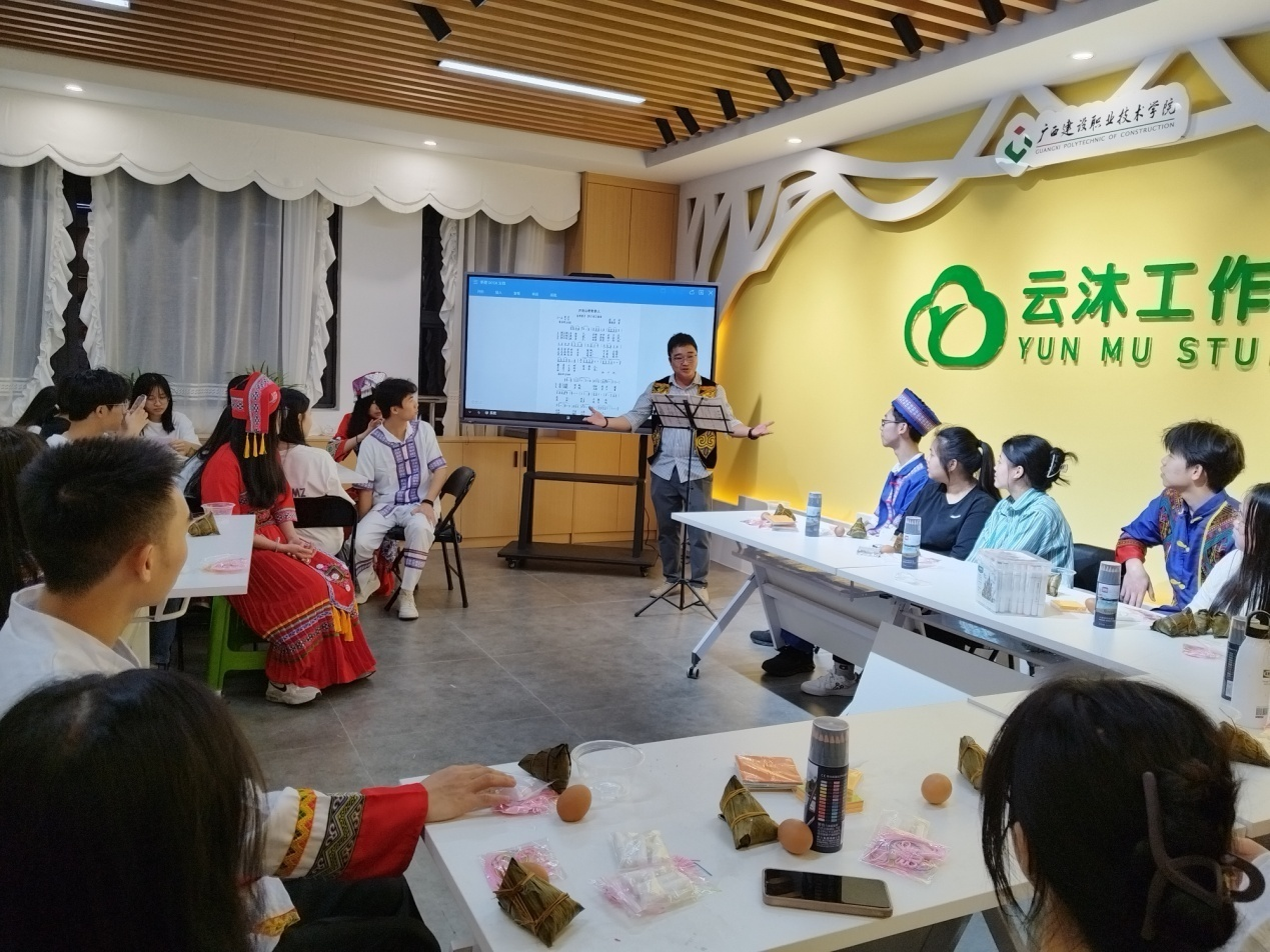 开云线上平台_开云（中国）与规划学院辅导员田申老师指导并领唱山歌