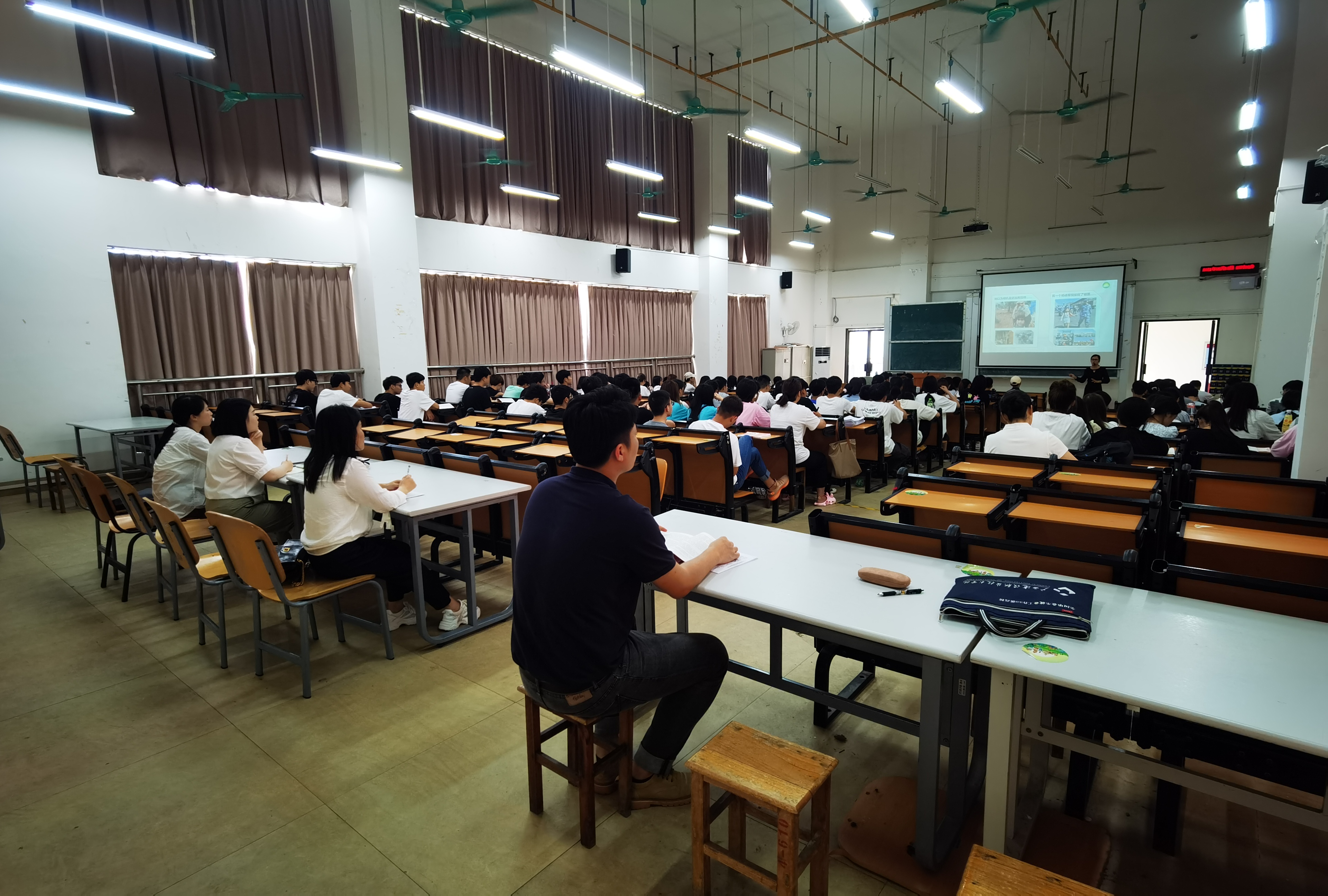 观摩思政教学示范课