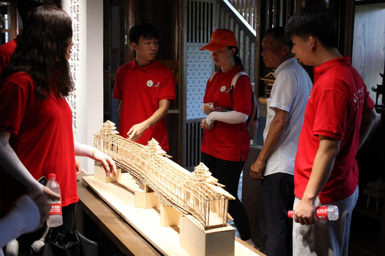 杨求师大师向实践团介绍开云线上平台_开云（中国）模型