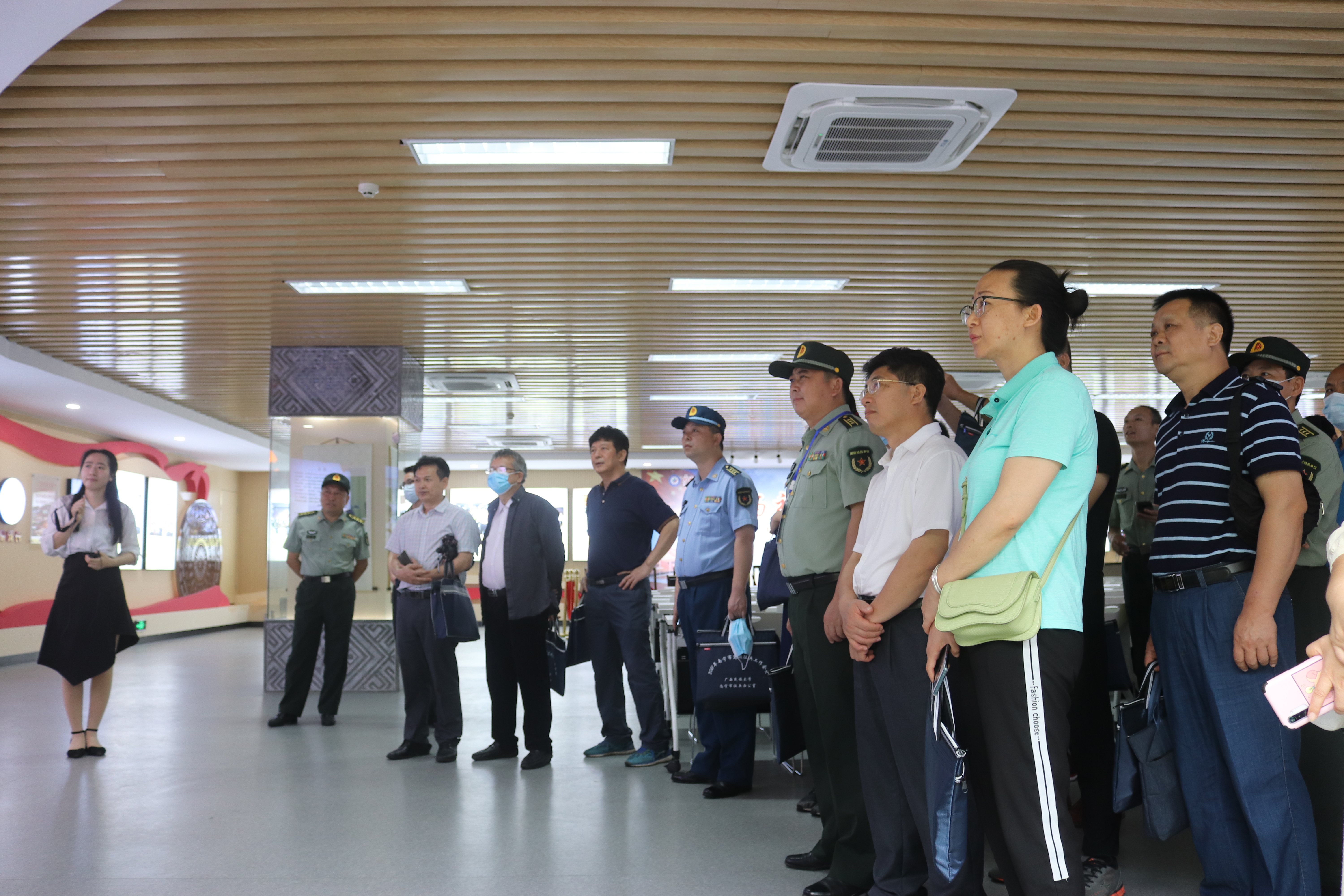 观摩广西民族大学征兵服务站规范化建设成果