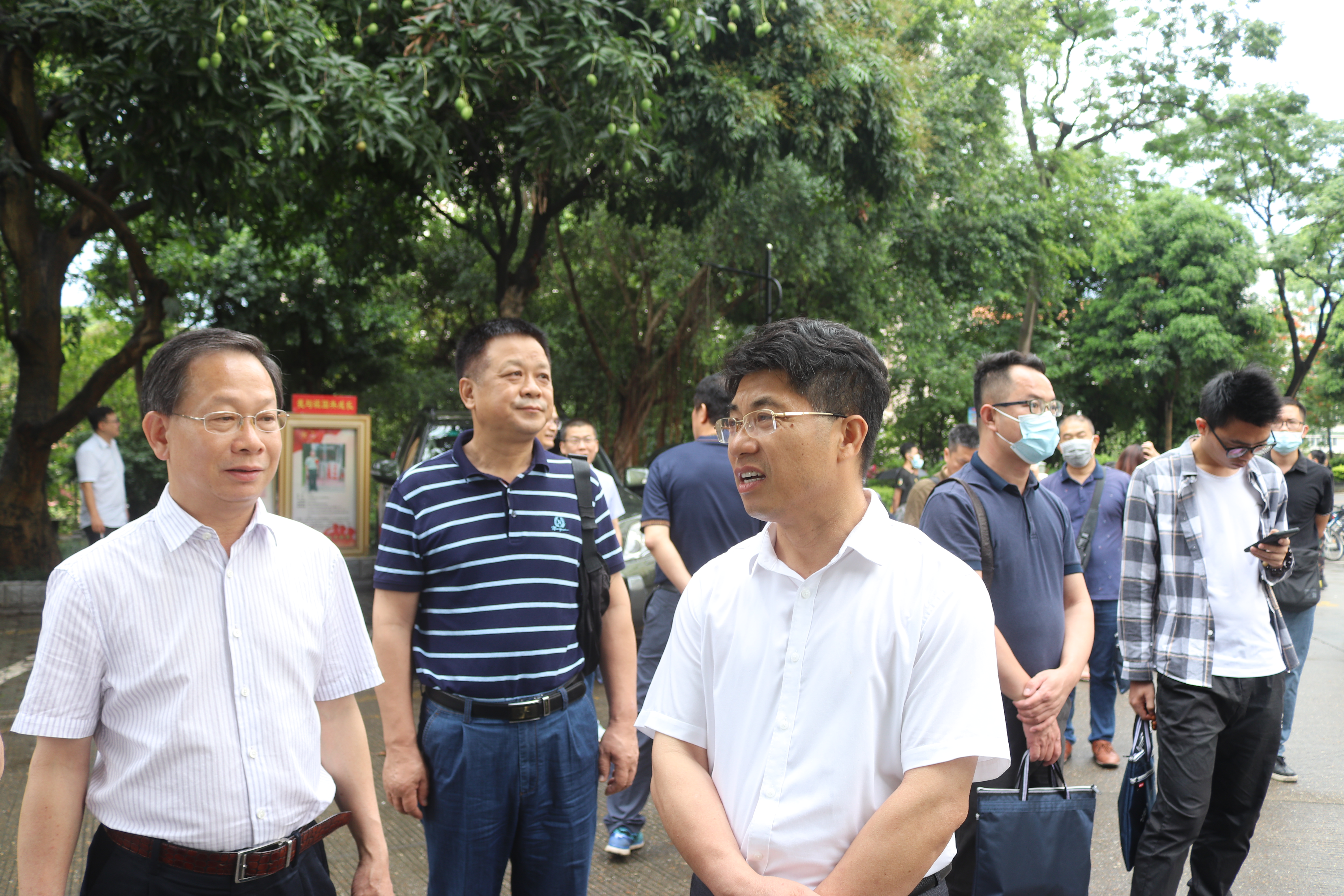 伍耿清副院长与外校领导交流