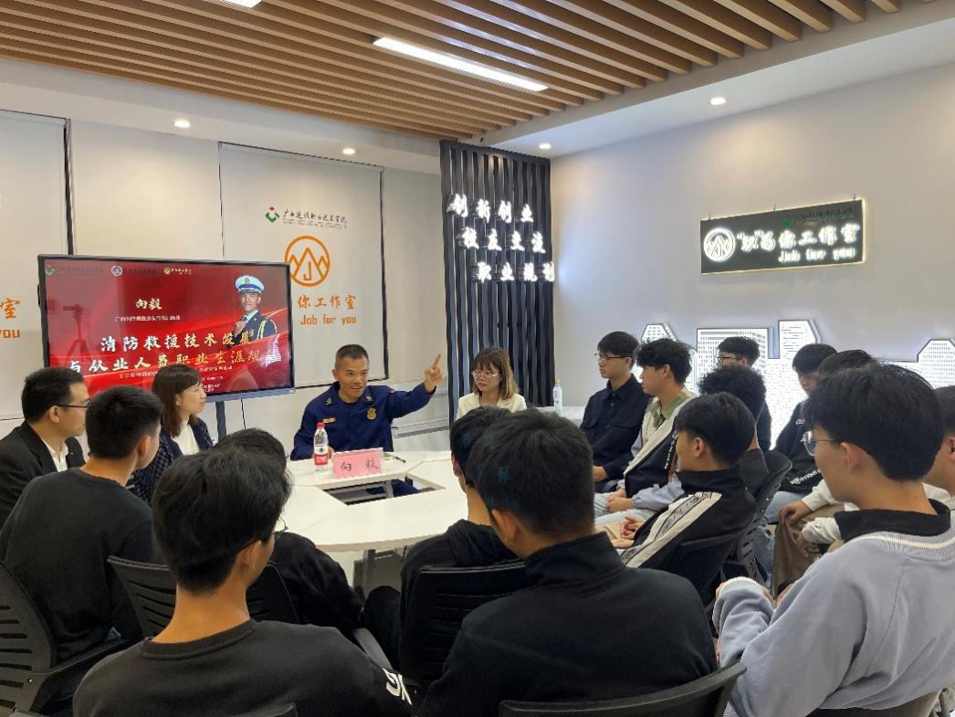 “小粉丝们”与向工程师进⾏了热烈的交流