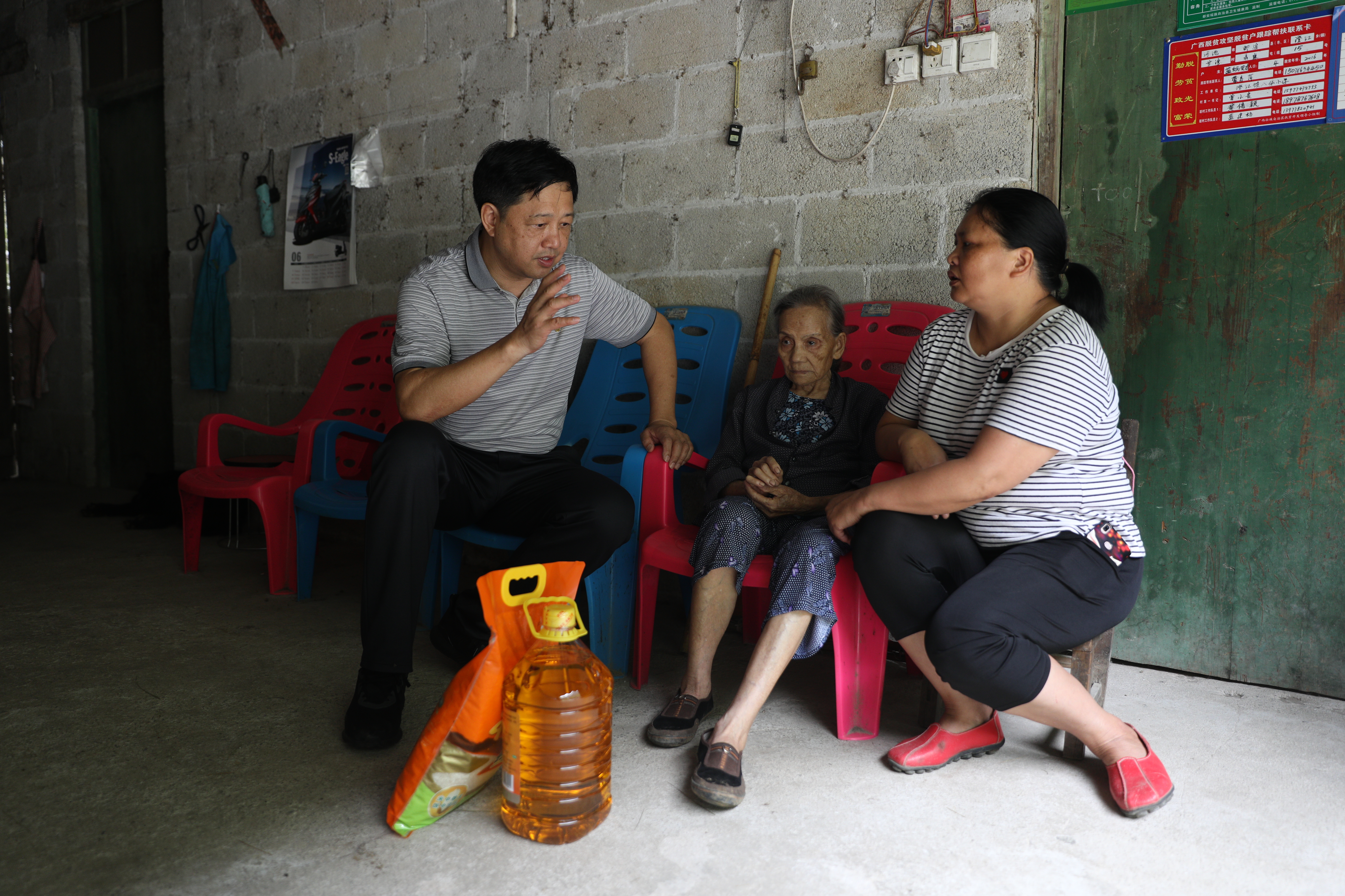 曾繁雄副书记看望慰问贫困户