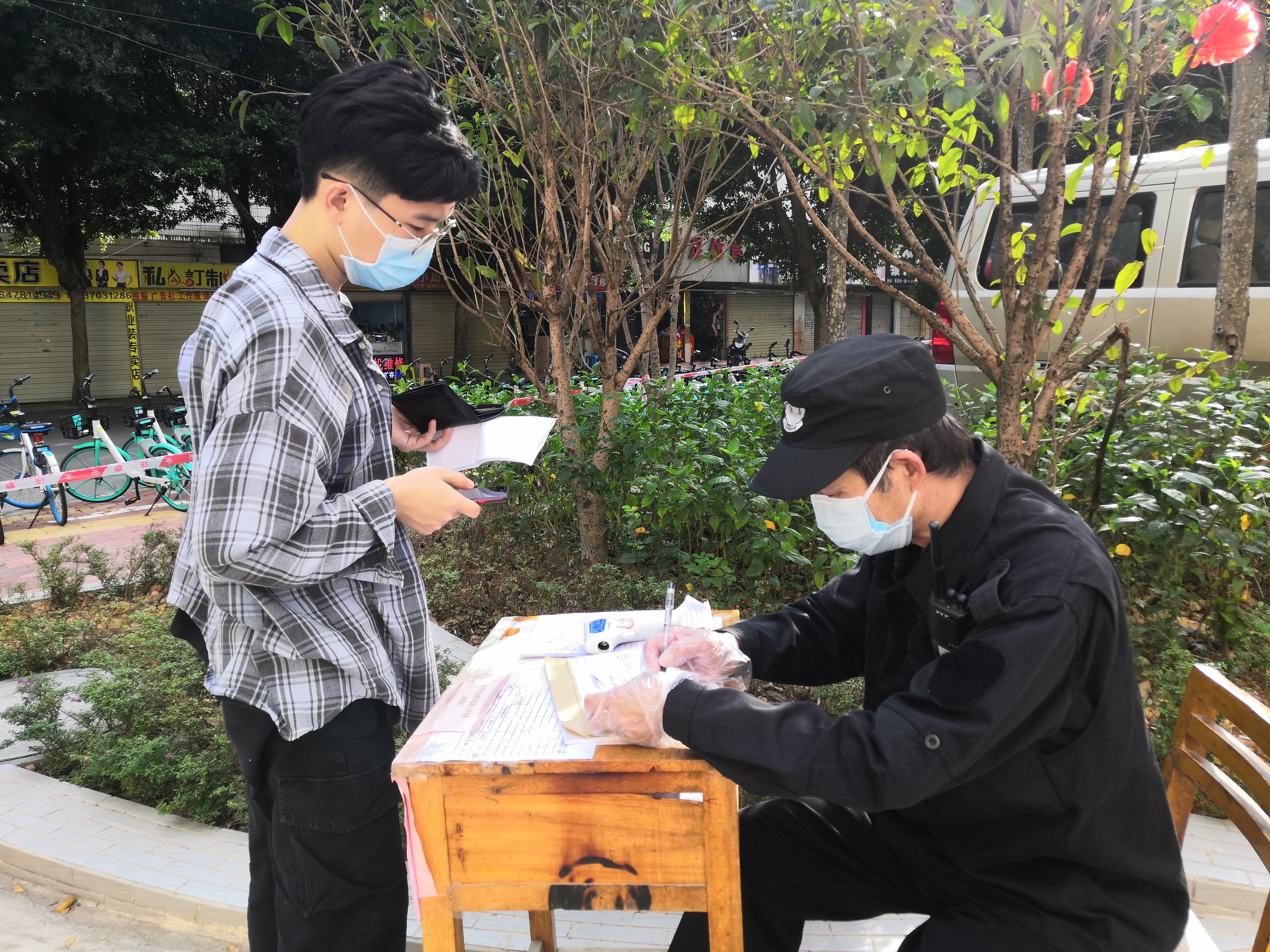 外地返邕者正在登记信息