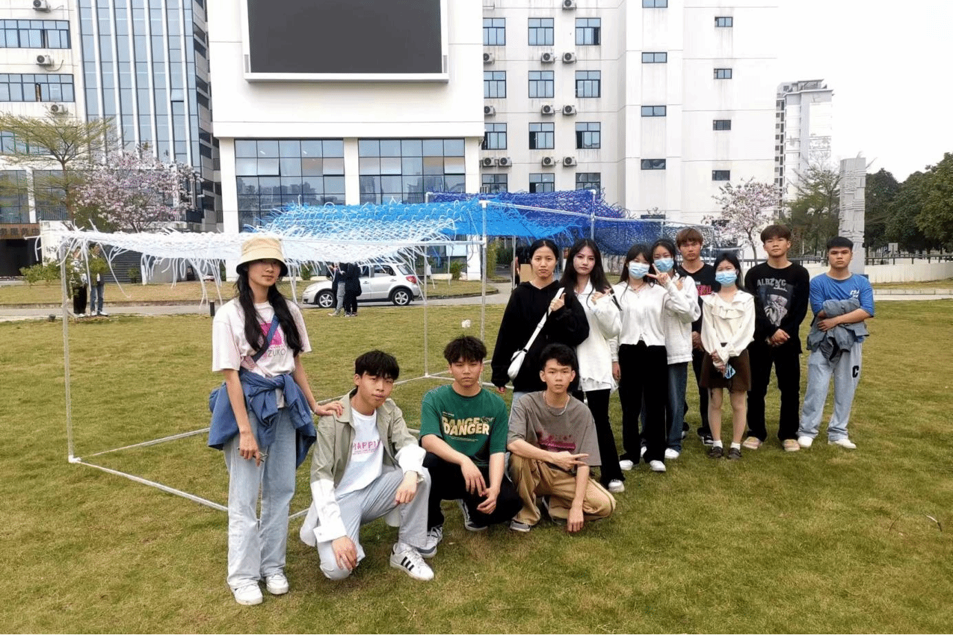 开云线上平台_开云（中国）家具专业学生与作品合影