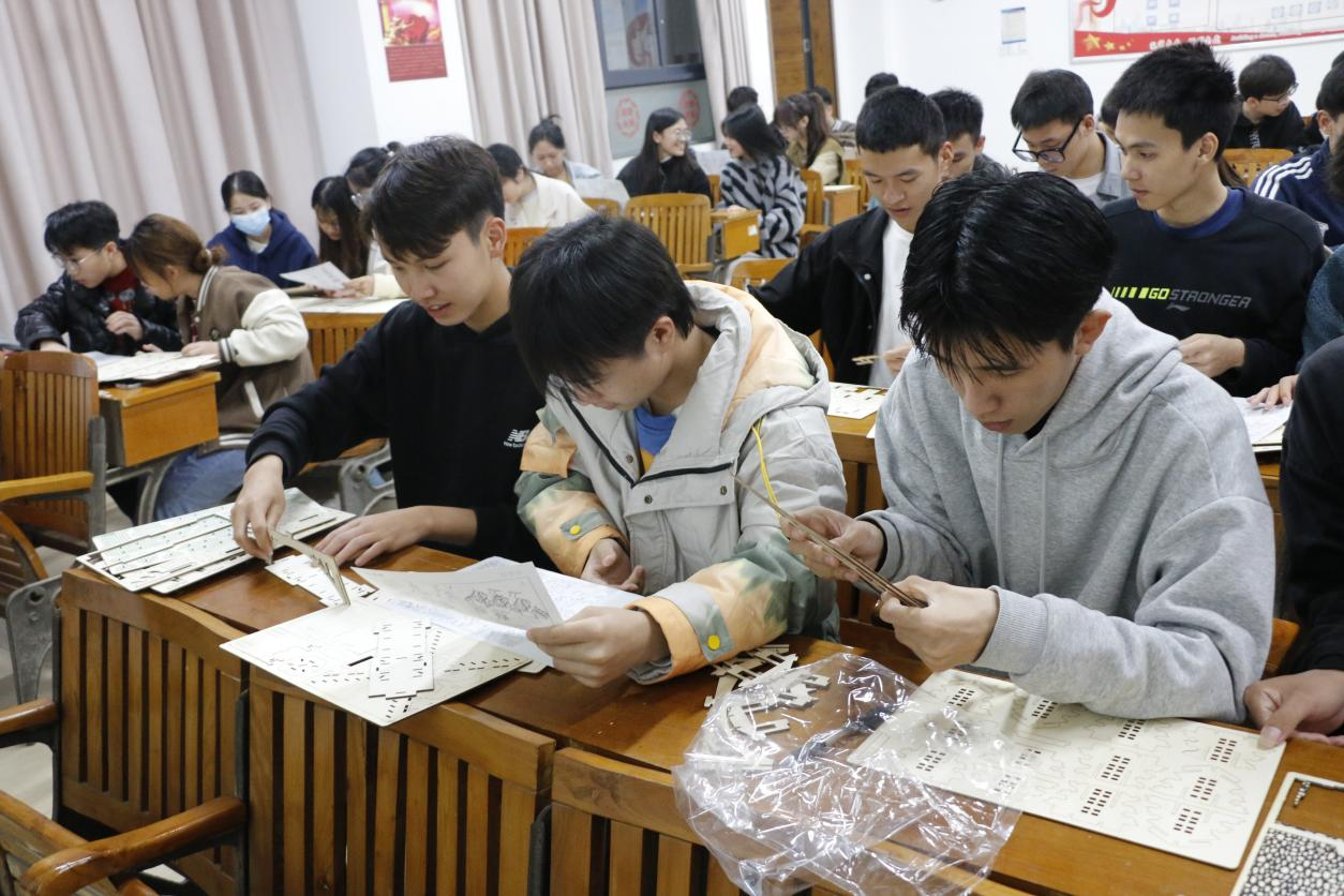 同学们正在搭建侗族木构开云线上平台_开云（中国）模型