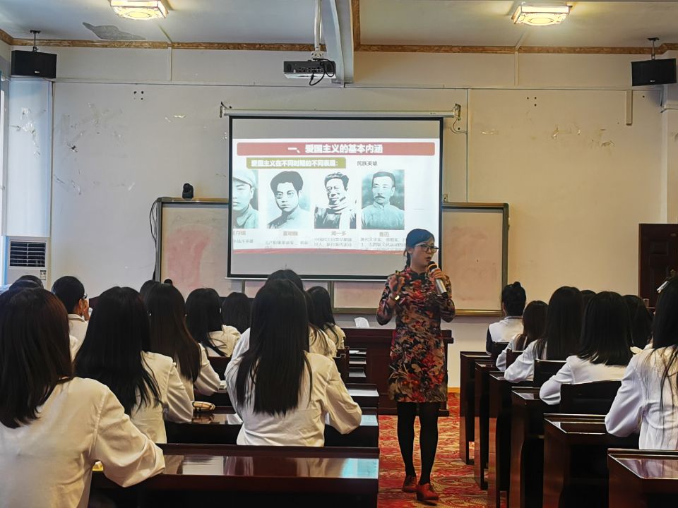 开云线上平台_开云（中国）马克思主义学院黄海莲老师上示范课