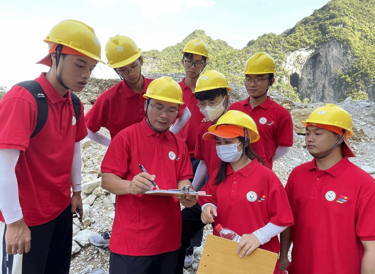 指导老师对团队成员进行指导工作