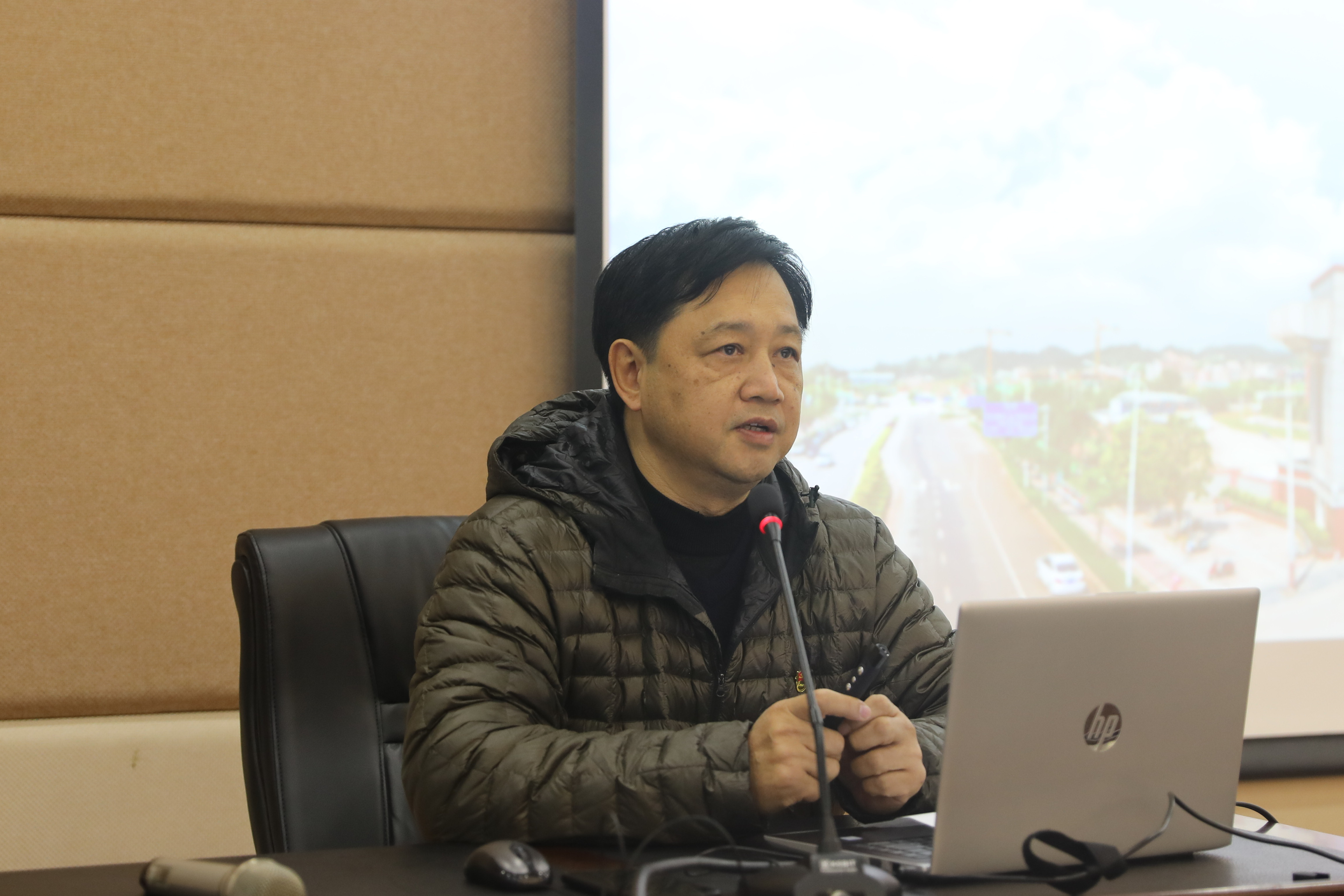 曾繁雄副书记讲授专题党课